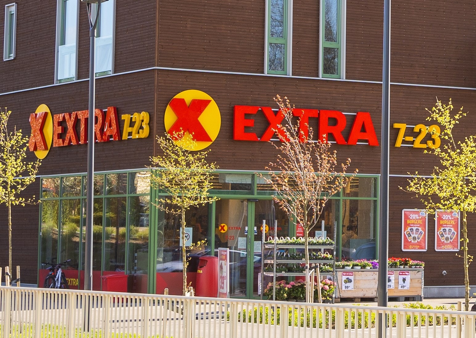 Ved innkjøringen til området finner man Extra dagligvareforretning. Galleribilde