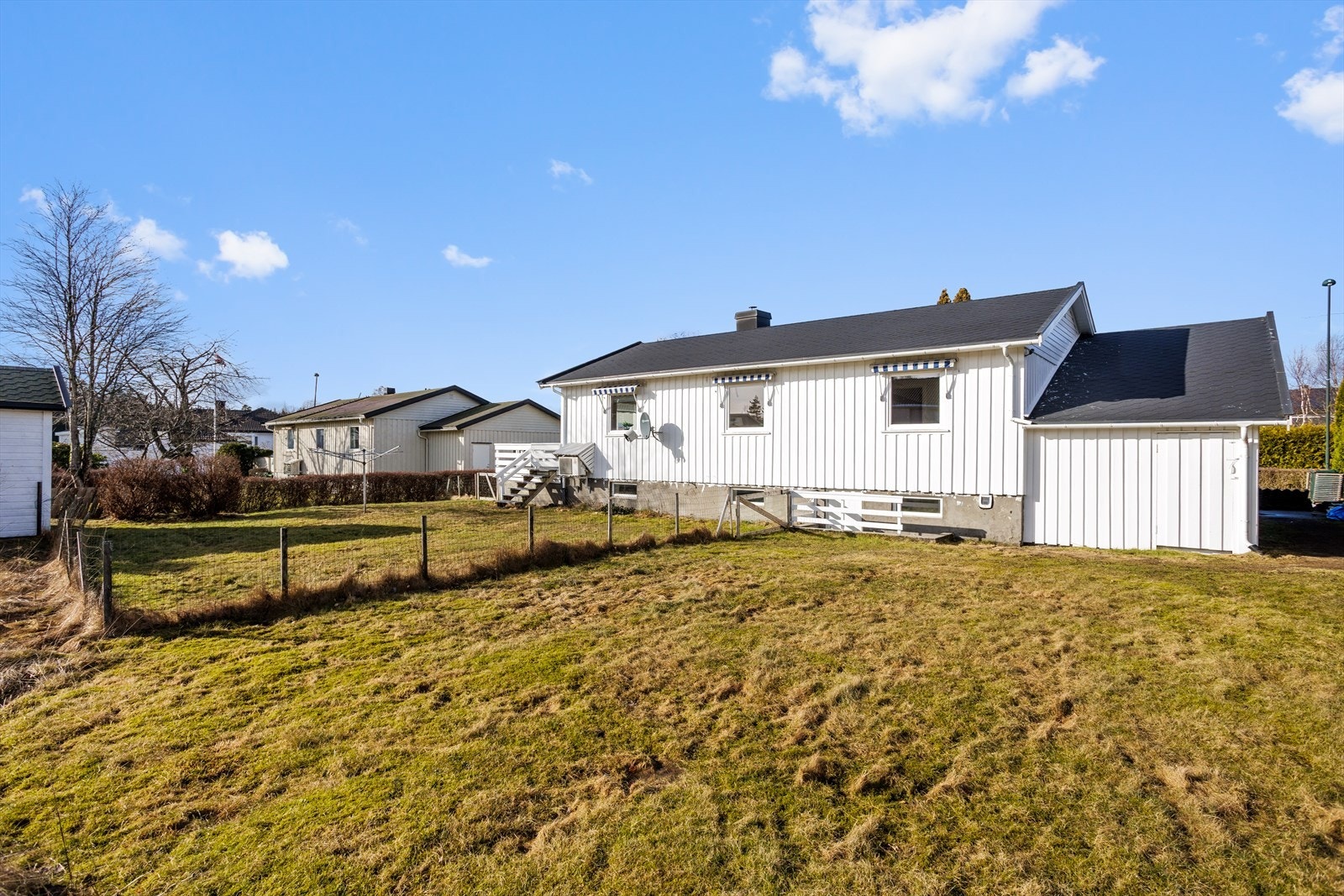 Dette er en ypperlig beliggenhet for alle aldersgrupper. Det er er gangavstand til Ringshaug barneskole og Ringshaug ungdomsskole. Galleribilde