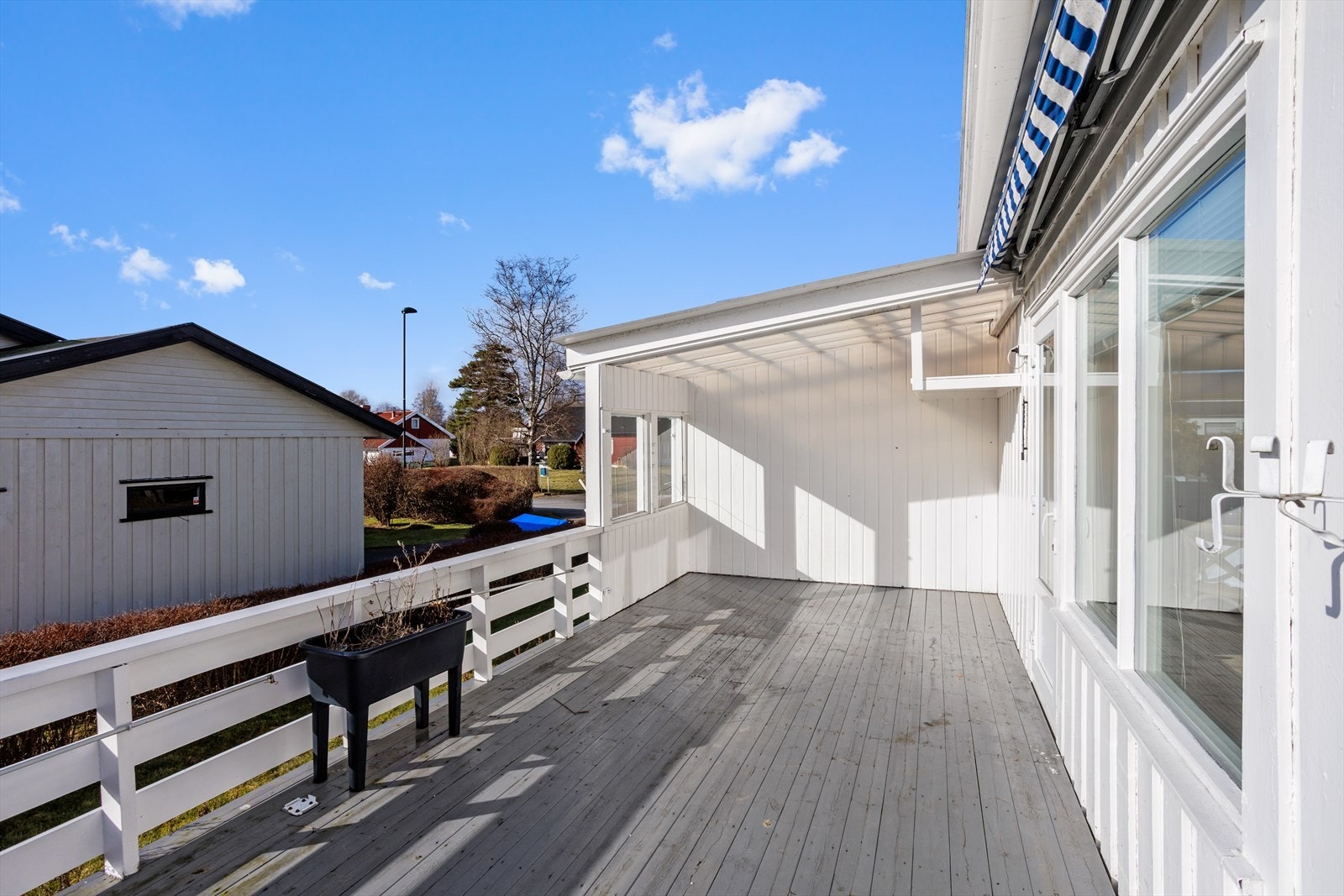 Eiendommen kan by på gode solforhold. Her kan du nyte solen på terrassen som har direkte utgang fra stuen. Galleribilde