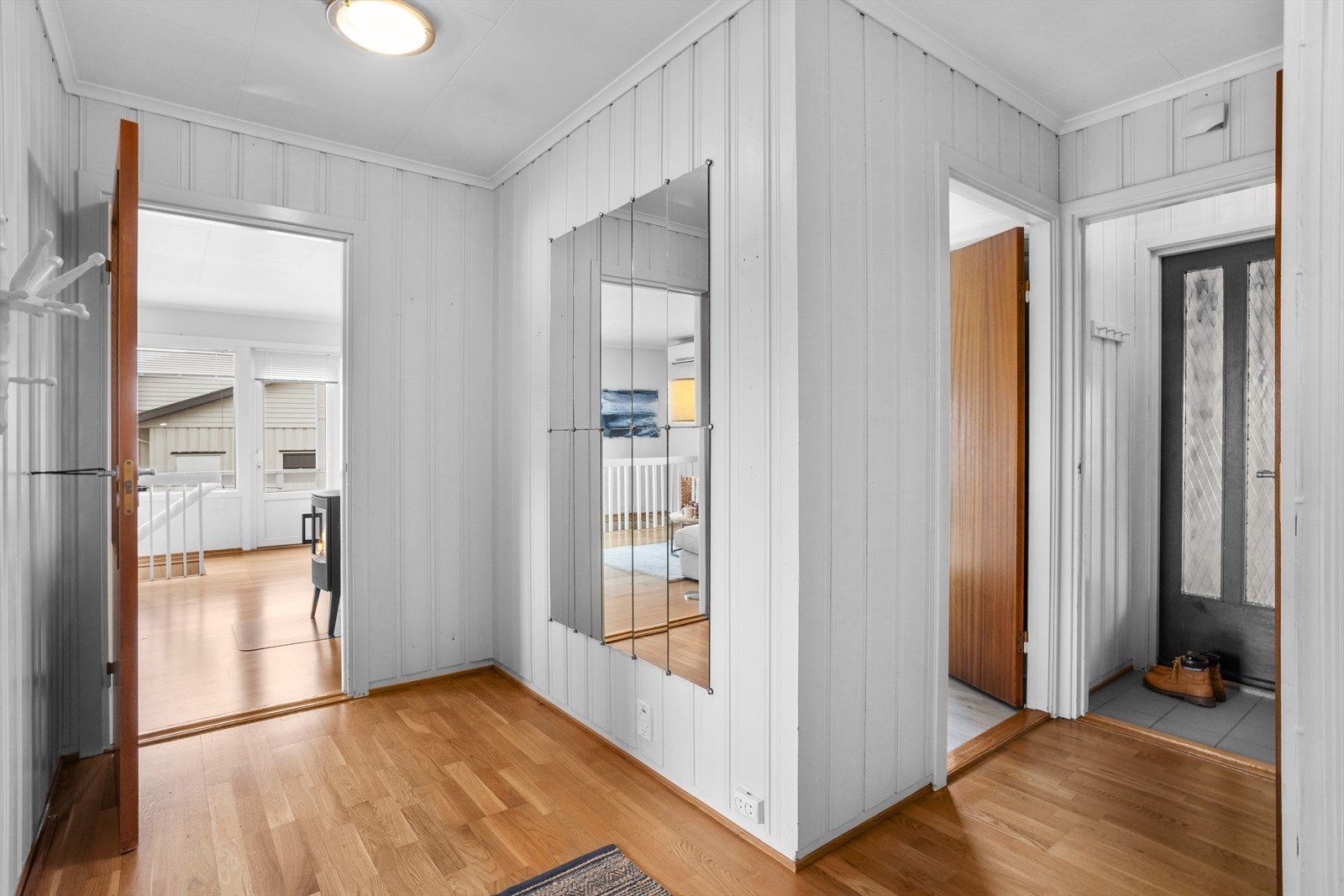 En lys entrè og mellomgang ønsker deg og dine gjester velkommen inn i hjemmet! Fliser sørger for slitesterk gulvflate. Galleribilde