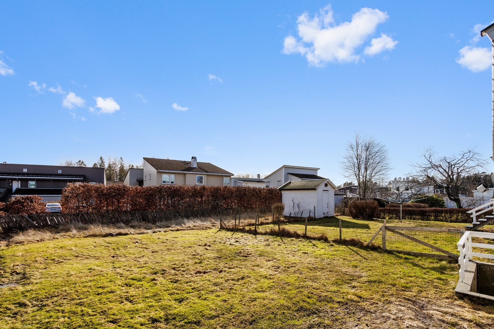 Boligen kan by på en flott, stor og flat tomt - ypperlig for barnefamilier. Galleribilde