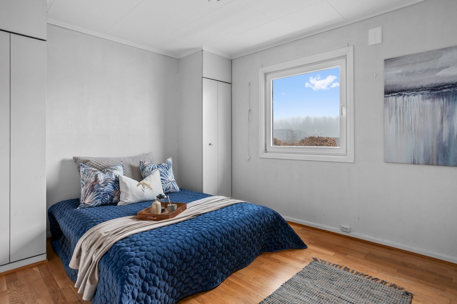 Hovedsoverommet er romslig med god plass til dobbeltseng og plass til feks arbeidsbord eller annet. Her får du innebygde skap for oppbevaring av klær. Galleribilde