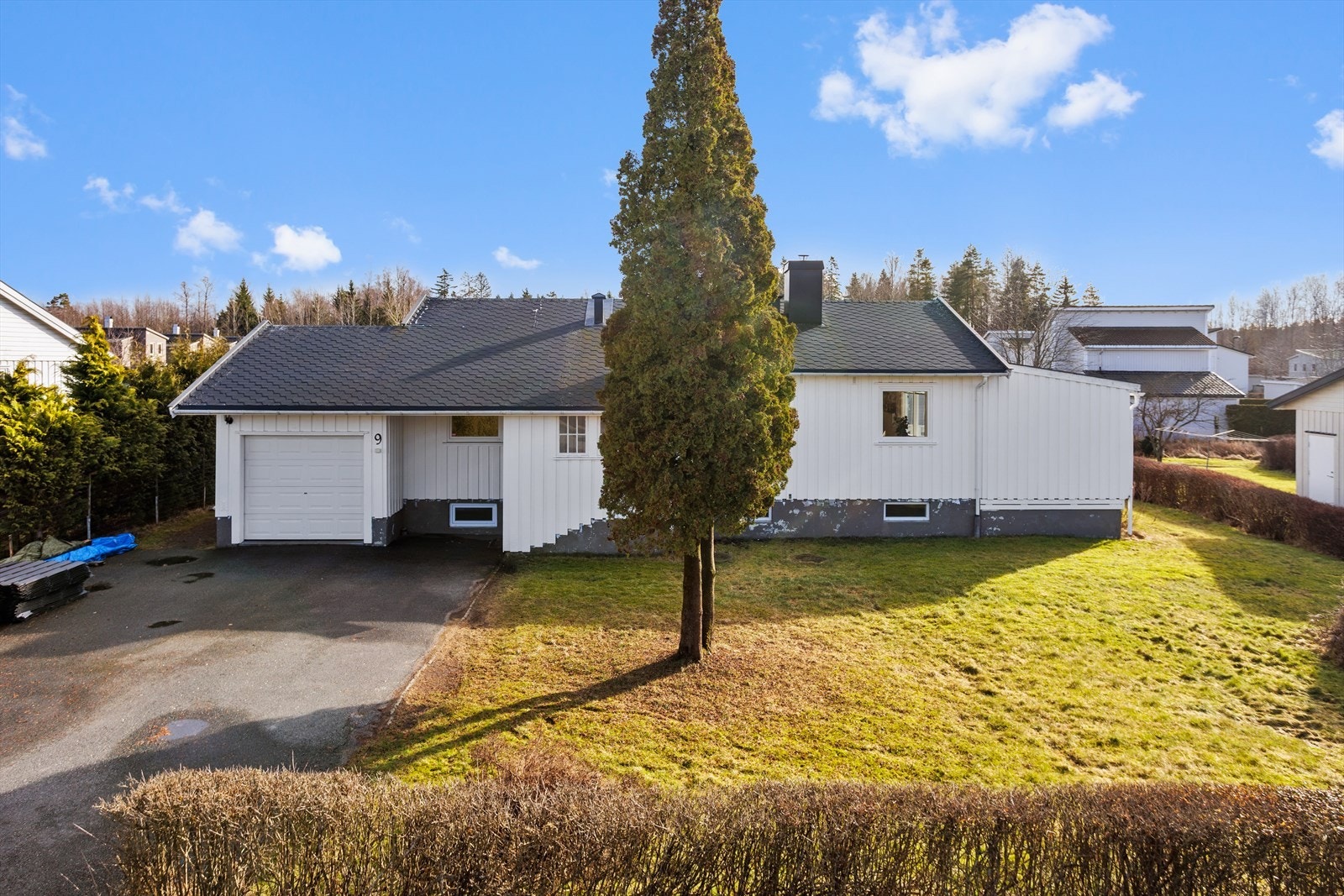 Eiendommen er flott plassert med gode solforhold og nærhet til det meste du trenger for en enkel hverdag. Galleribilde