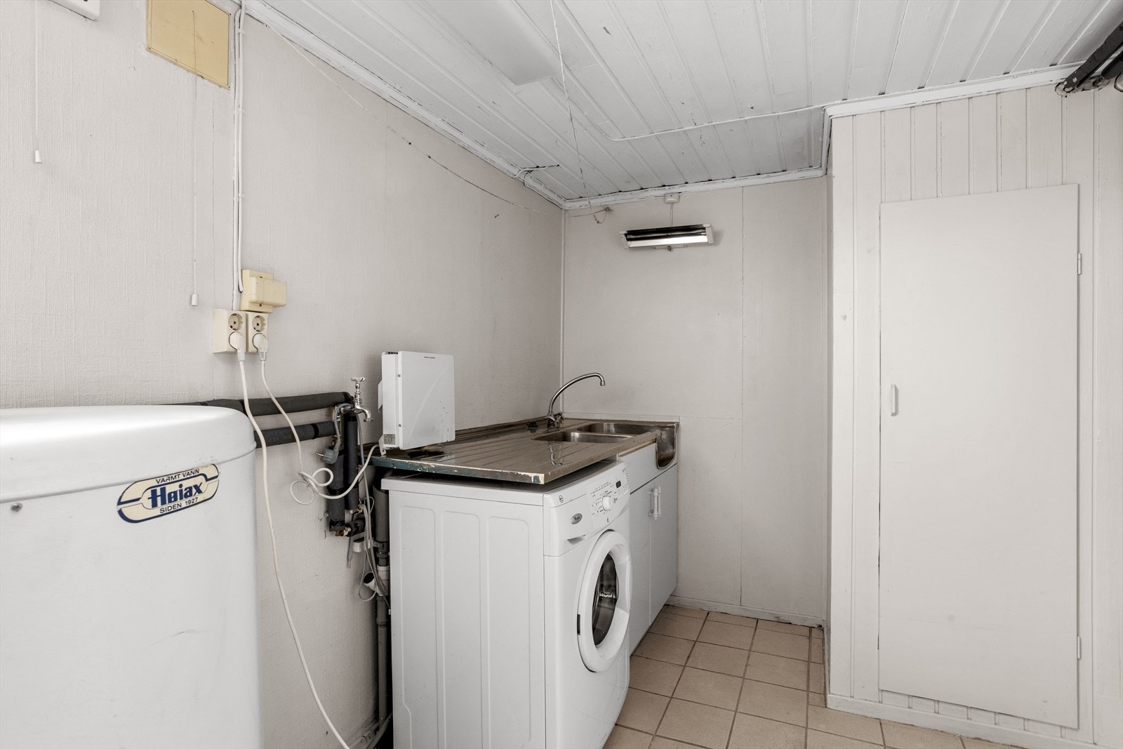 Vaskerommet er plassert i kjelleren. Her er også varmtvannstanken montert. Galleribilde