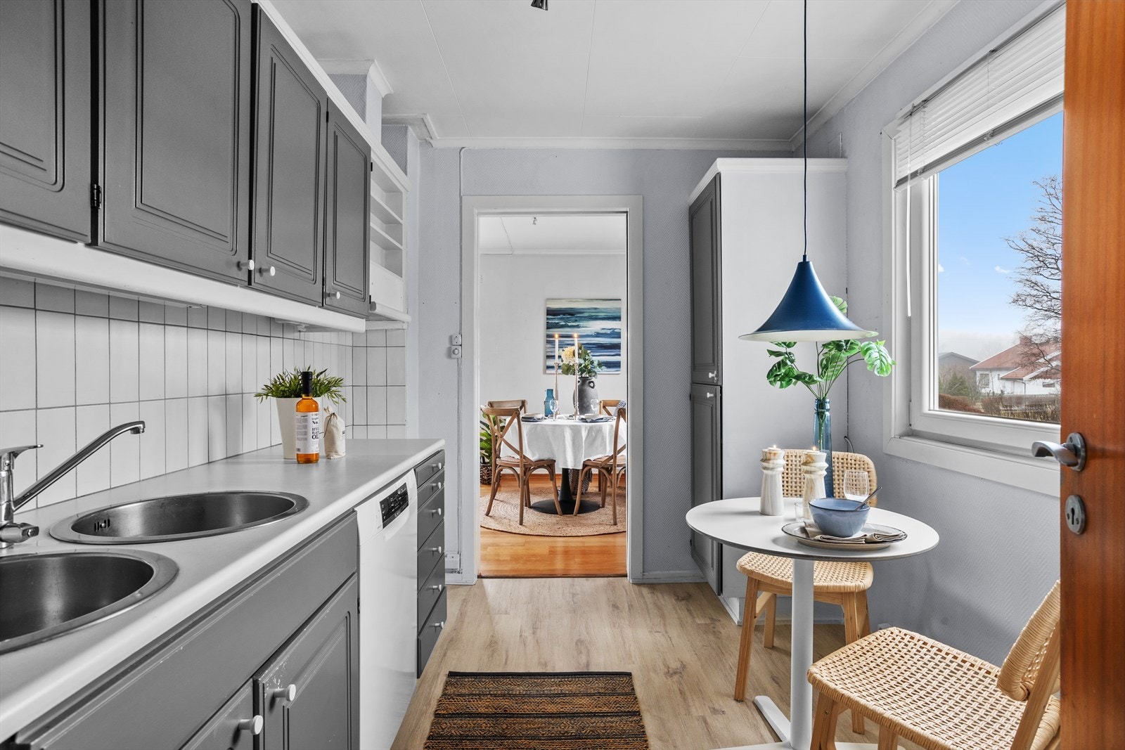 Kjøkkenet har godt med skapplass. Galleribilde