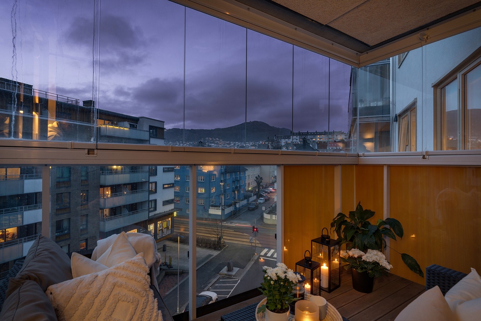 - I regnbyen Bergen har man spesielt glede av innglasset balkong man kan bruke året rundt - Galleribilde