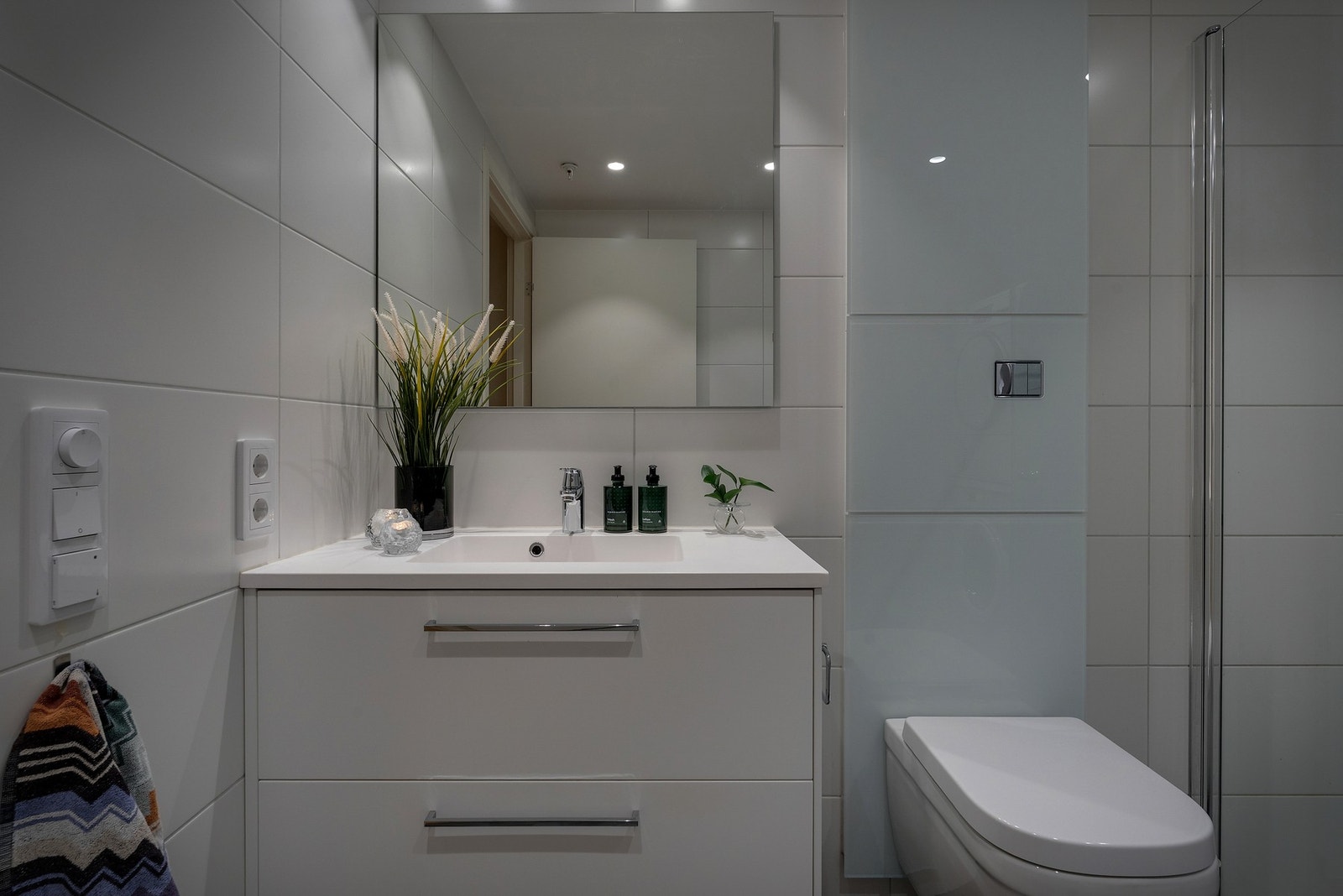 - Spotlights i himling på bad og i entré gir et stilrent uttrykk og god belysning - Galleribilde