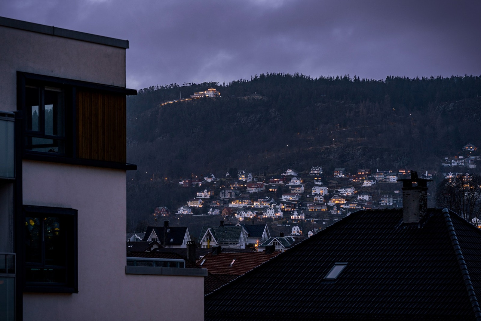 - Utsikt mot Fløyen fra balkongen - Galleribilde