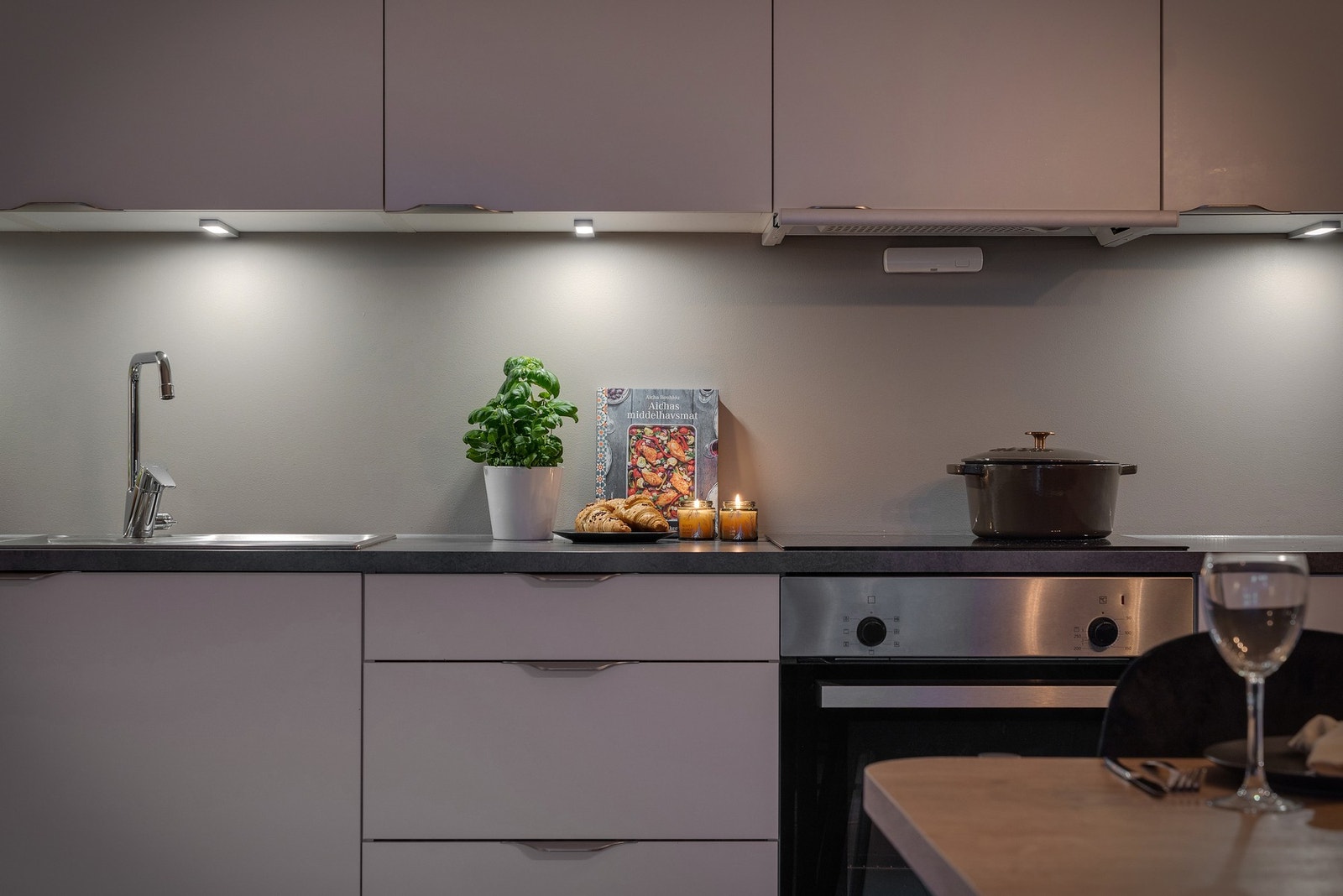 - Kjøkkenet er en naturlig del av stuen og bidrar til en åpen og sosial romfølelse - Galleribilde