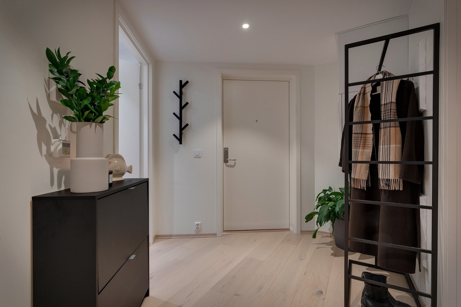 - Leiligheten har også en romslig entré med plass til oppbevaring av yttertøy og sko, som gir et ryddig og praktisk førsteinntrykk - Galleribilde