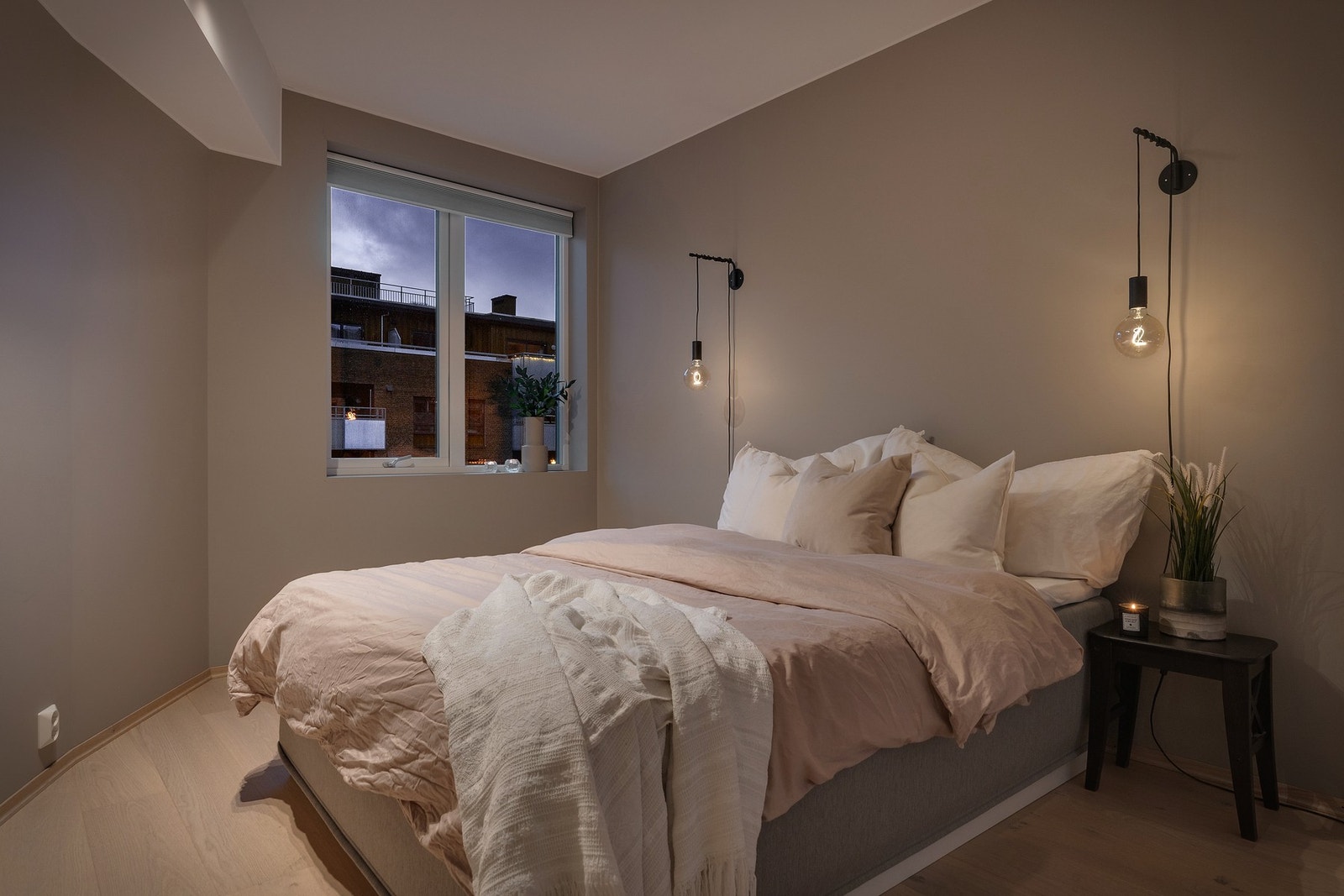 - Soverommet er romslig og har god plass til dobbeltseng med tilhørende nattbord - Galleribilde