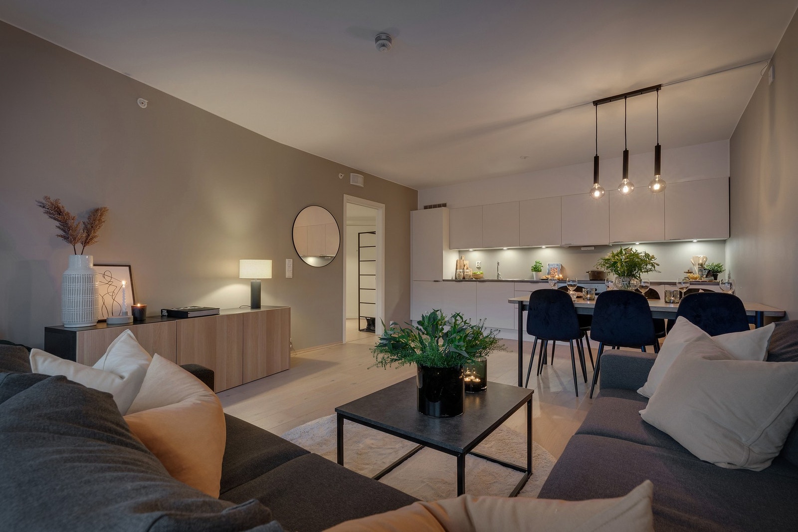 - Leiligheten har en svært hyggelig stueløsning med god plass til både sofa med tilhørende møblement og spisebord - Galleribilde