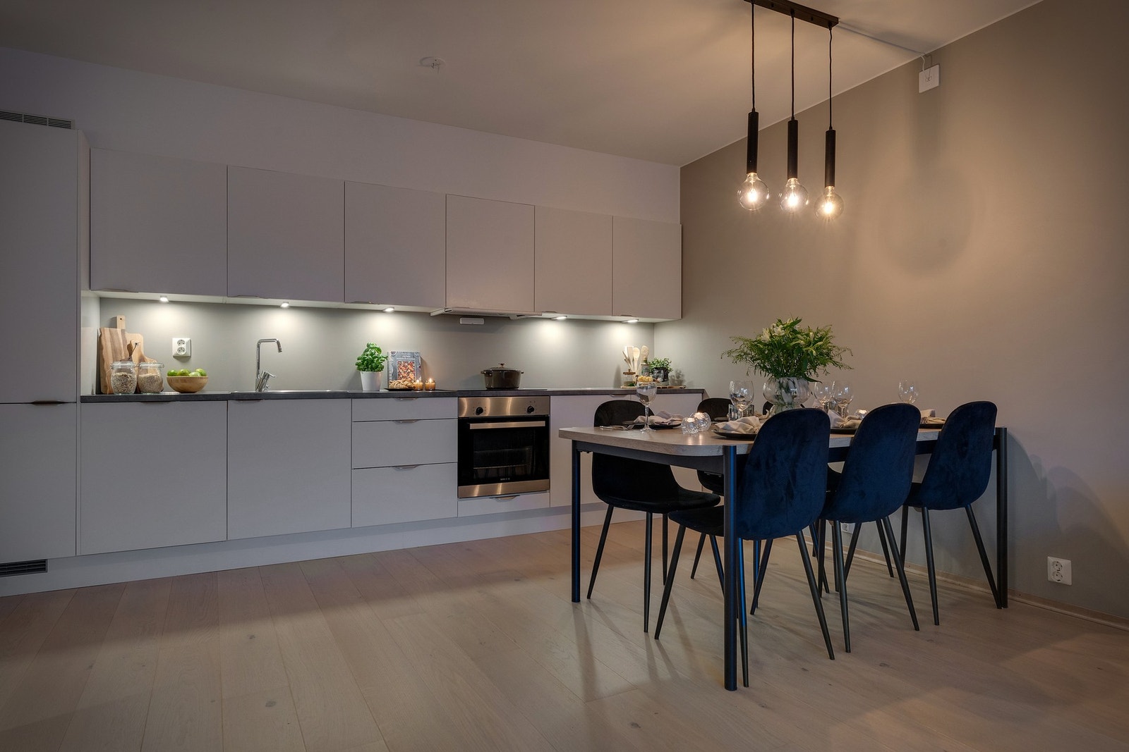 - Kjøkkenet fremstår som lekkert og moderne med slette fronter, integrerte hvitevarer og gode arbeidsflater - Galleribilde