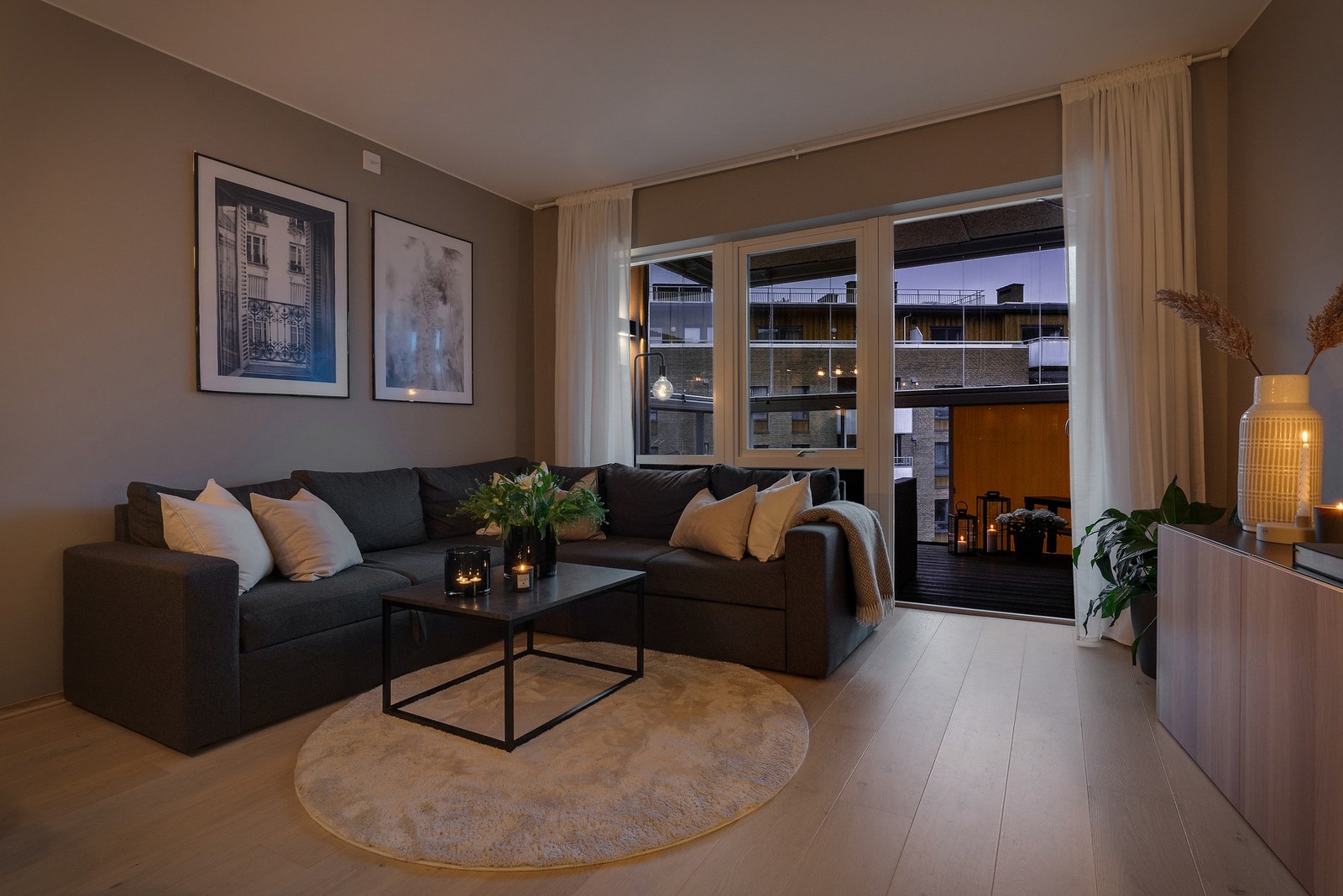 - Store vindusflater gir godt med naturlig lys, og fra stuen er det utgang til en romslig innglasset balkong på ca. 6,9 m² - Galleribilde