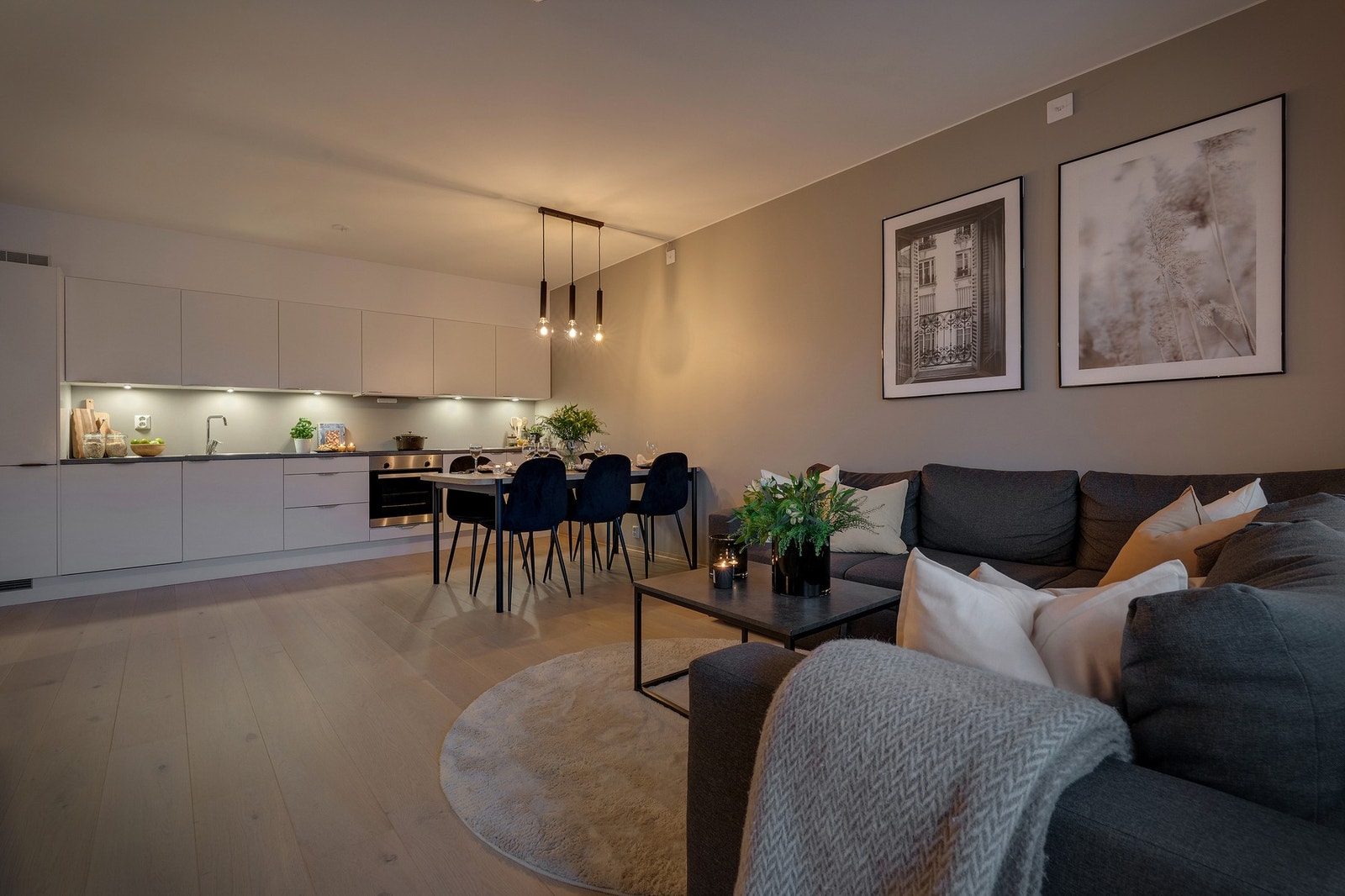 - Boligen har pene, lyse overflater og en-stavs parkett i oppholdsrom, som sammen med vannbåren gulvvarme i stue/kjøkken og varmekabler på bad gir høy bokomfort - Galleribilde