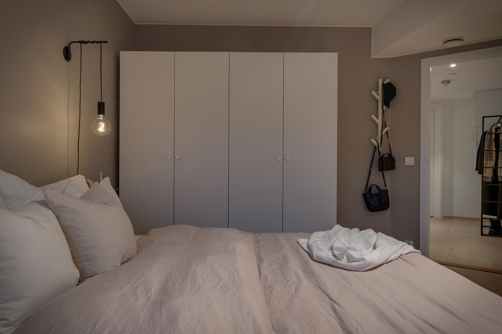 - Stor og praktisk garderobe medfølger - Galleribilde