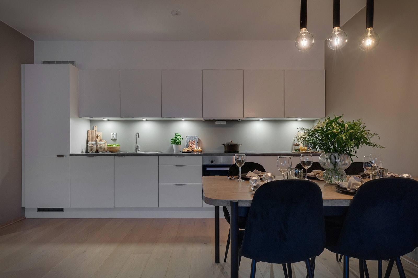 - Her er det rikelig med skapplass, samt praktisk belysning og stikkontakter under overskap - Galleribilde