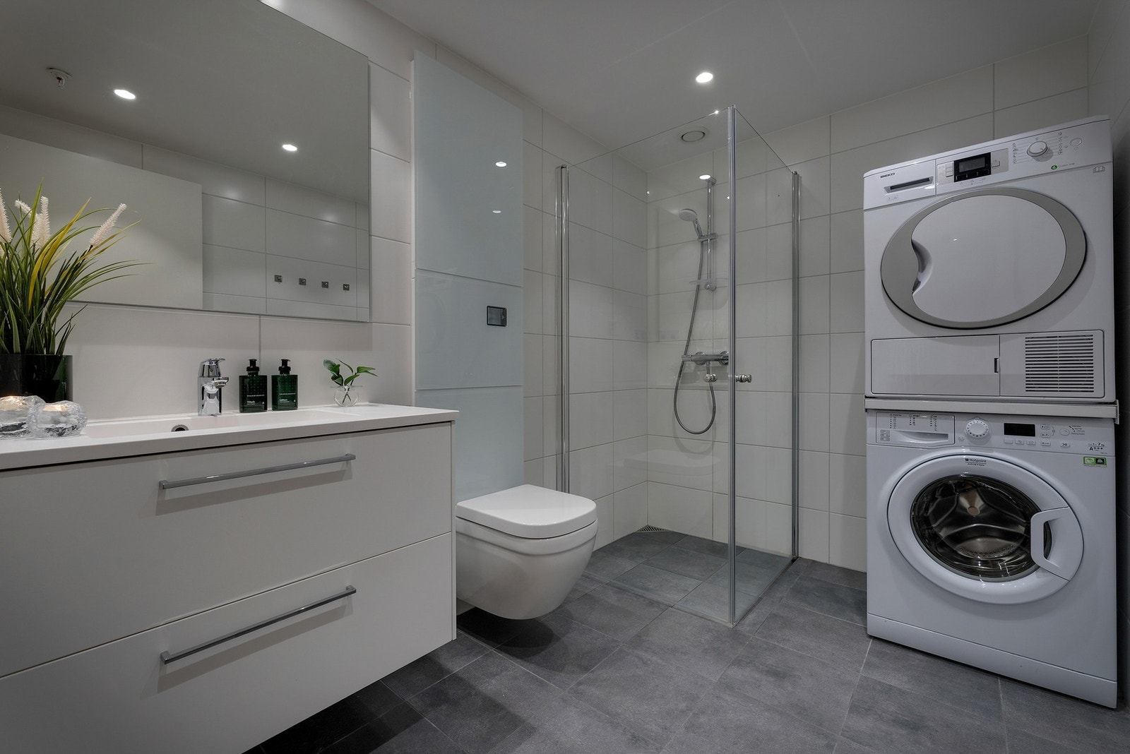 - Badet er lyst og klassisk utført med flislagte overflater - Galleribilde