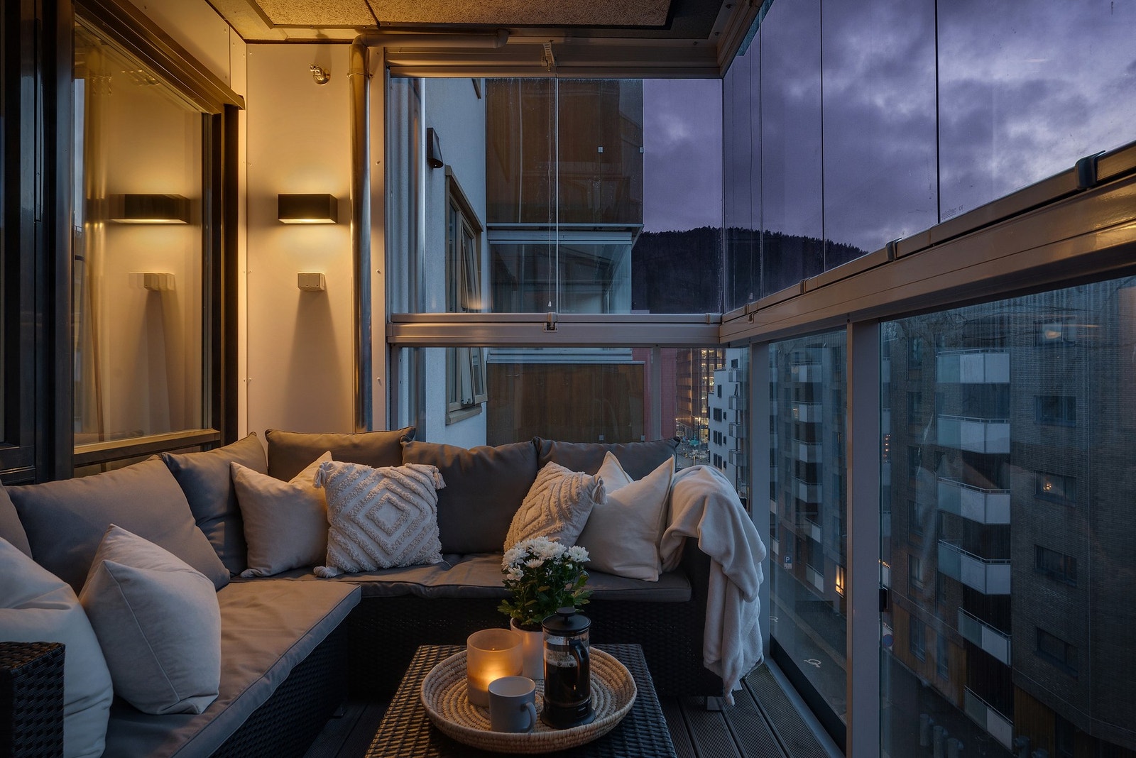 - God plass til stor sofagruppe og grill på balkongen - Galleribilde