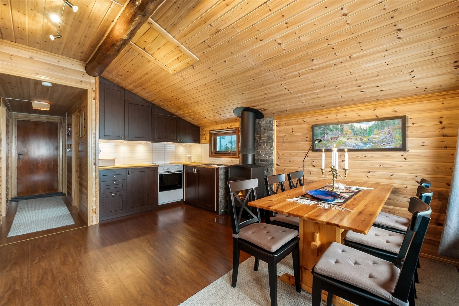 Kjøkken/stuen har vedovn med nyere isolert stålpipe Galleribilde