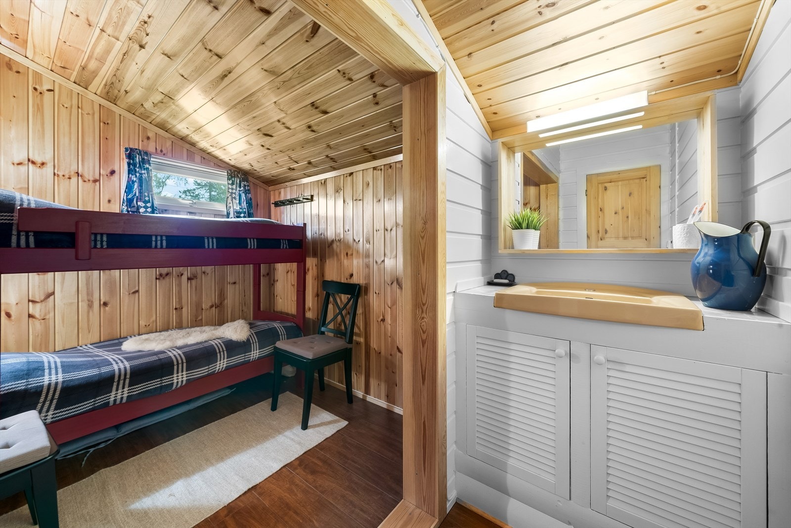 Soverom 2 med vask og innredning Galleribilde