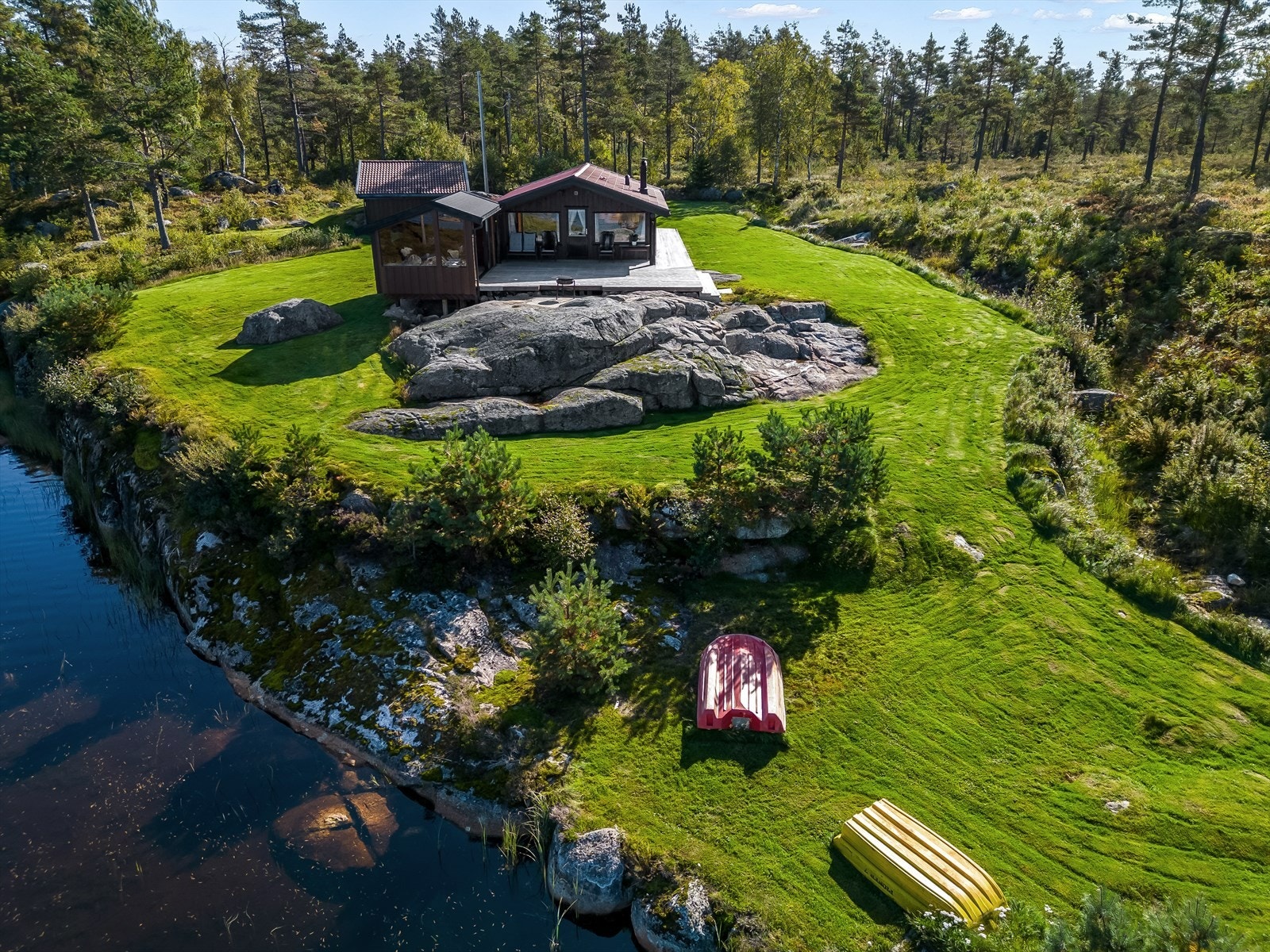 Stor plen rundt hele hytta og ned til vannet (Det gjøres oppmerksom på at deler av opparbeidet hage er utenfor tomtegrensen, kjøper kan ikke regne med at dette arealet medfølger) Galleribilde