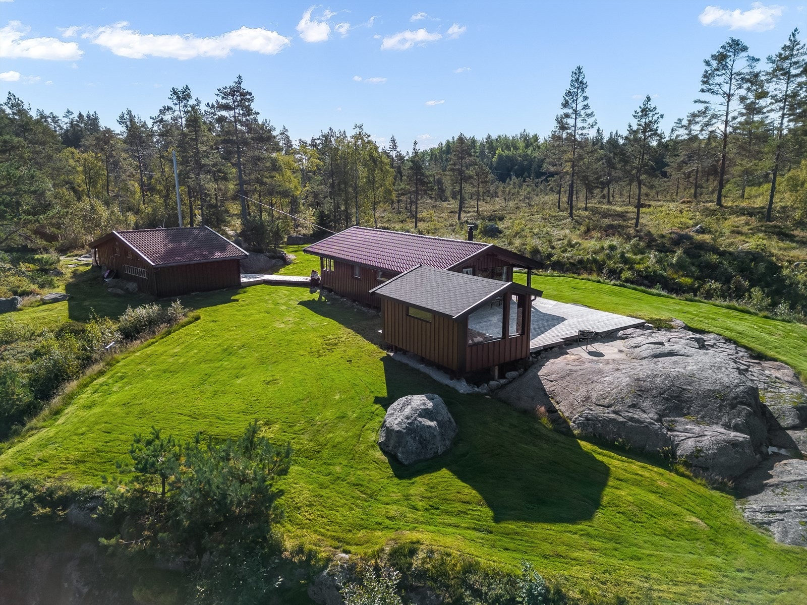 Viser utestuen, hytta og annekset. Plen rund hele området Galleribilde