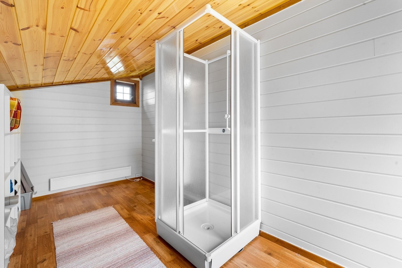 Bad i annekset med dusjkabinett og vask Galleribilde