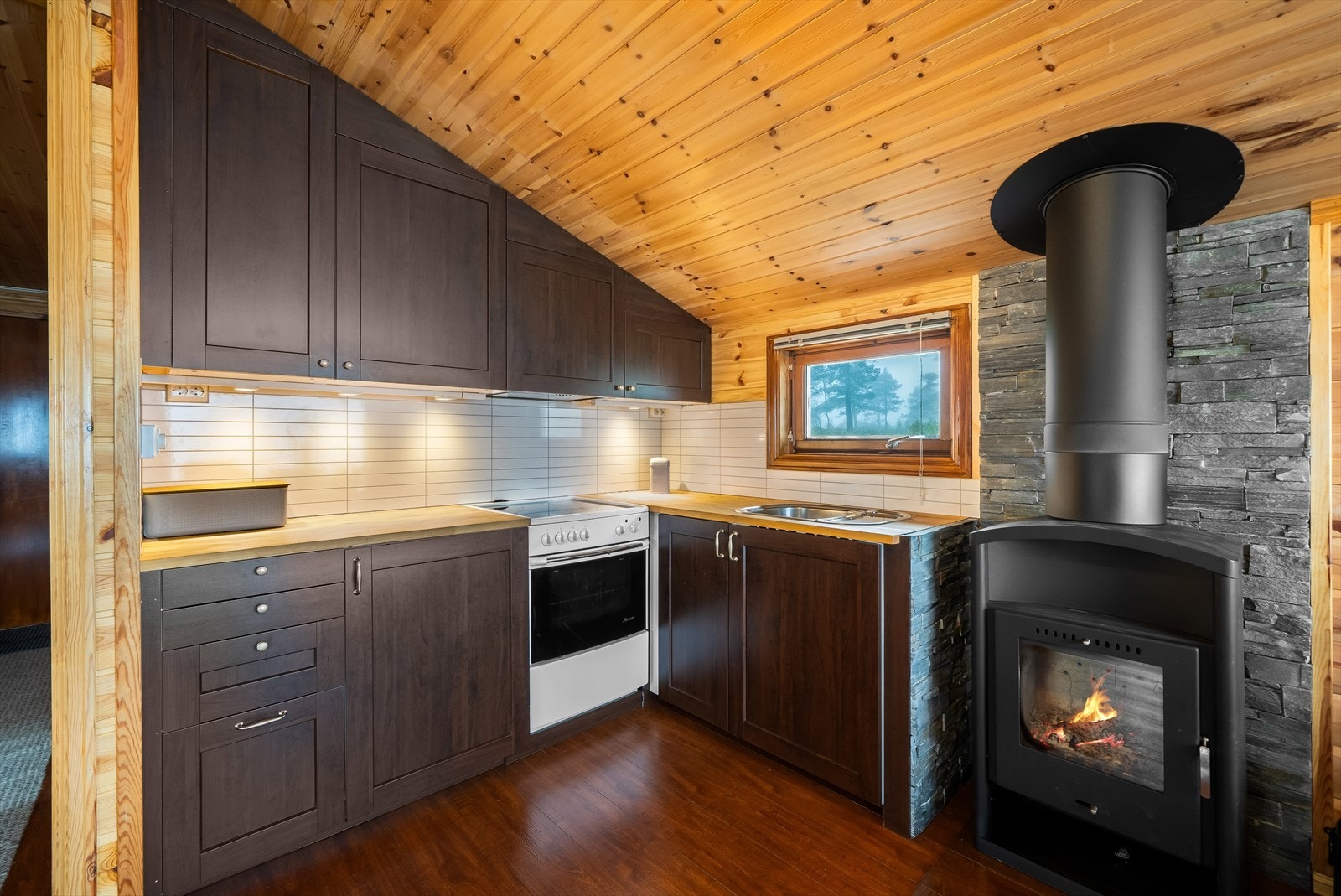 Kjøkken har malte/folierte/finerte fronter og heltre benkeplate Galleribilde