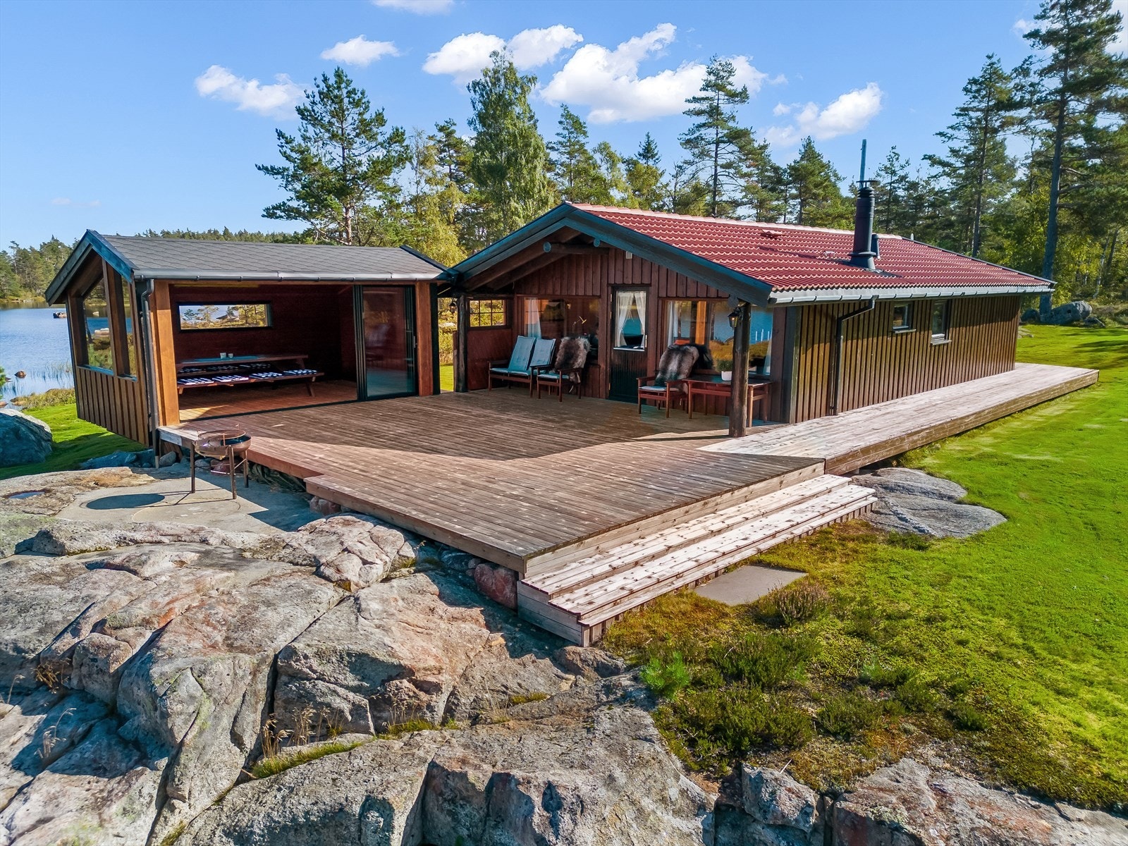 Koselig uteområde med stor platting, utgang fra stue og inngang til utestuen Galleribilde