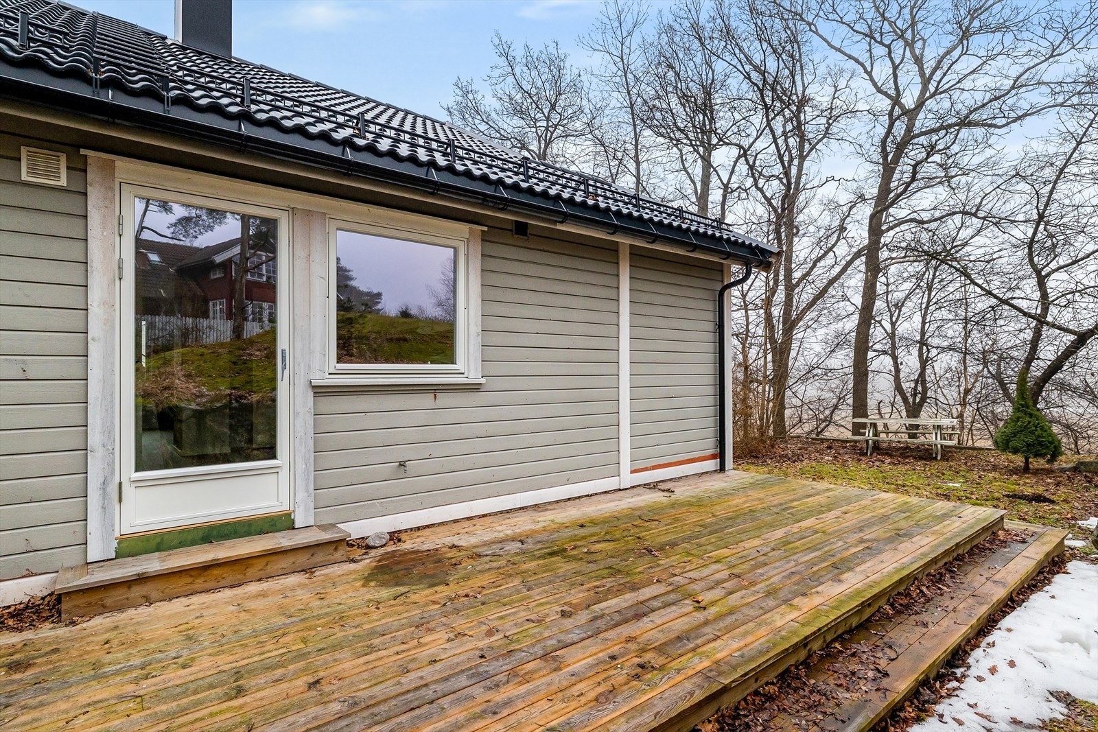 Uteplassen er etablert på et bjelkelag over terrenget. Galleribilde