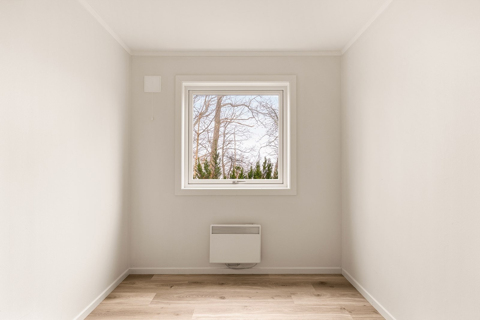 Vinduet gir utsyn mot rolige, grønne omgivelser. Galleribilde