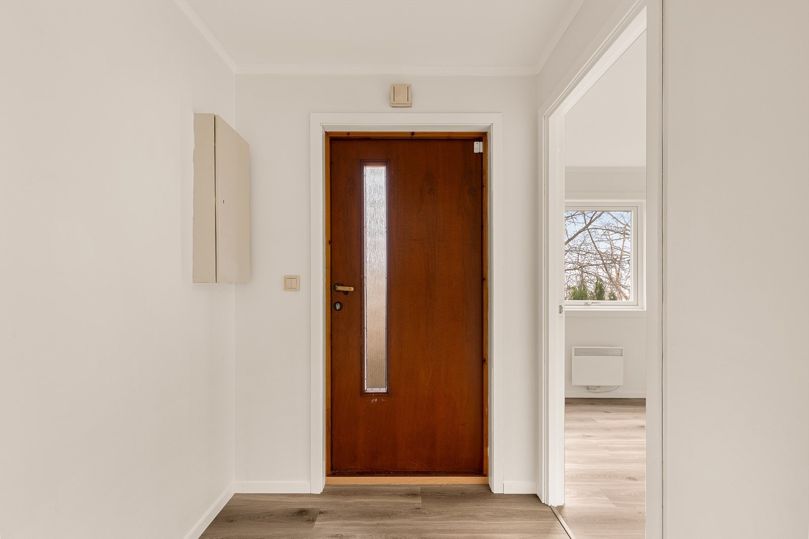 Hoveddøren er byttet etter bildene er tatt. Sikringsskapet med automatsikringer er plassert i entréen. Galleribilde