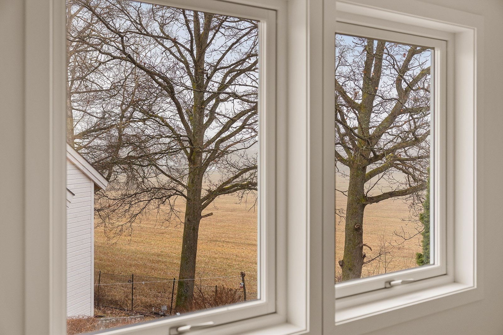 Detalj av de malte trevinduene med 2-lags isolerglass, skiftet i 2017/2018. Galleribilde