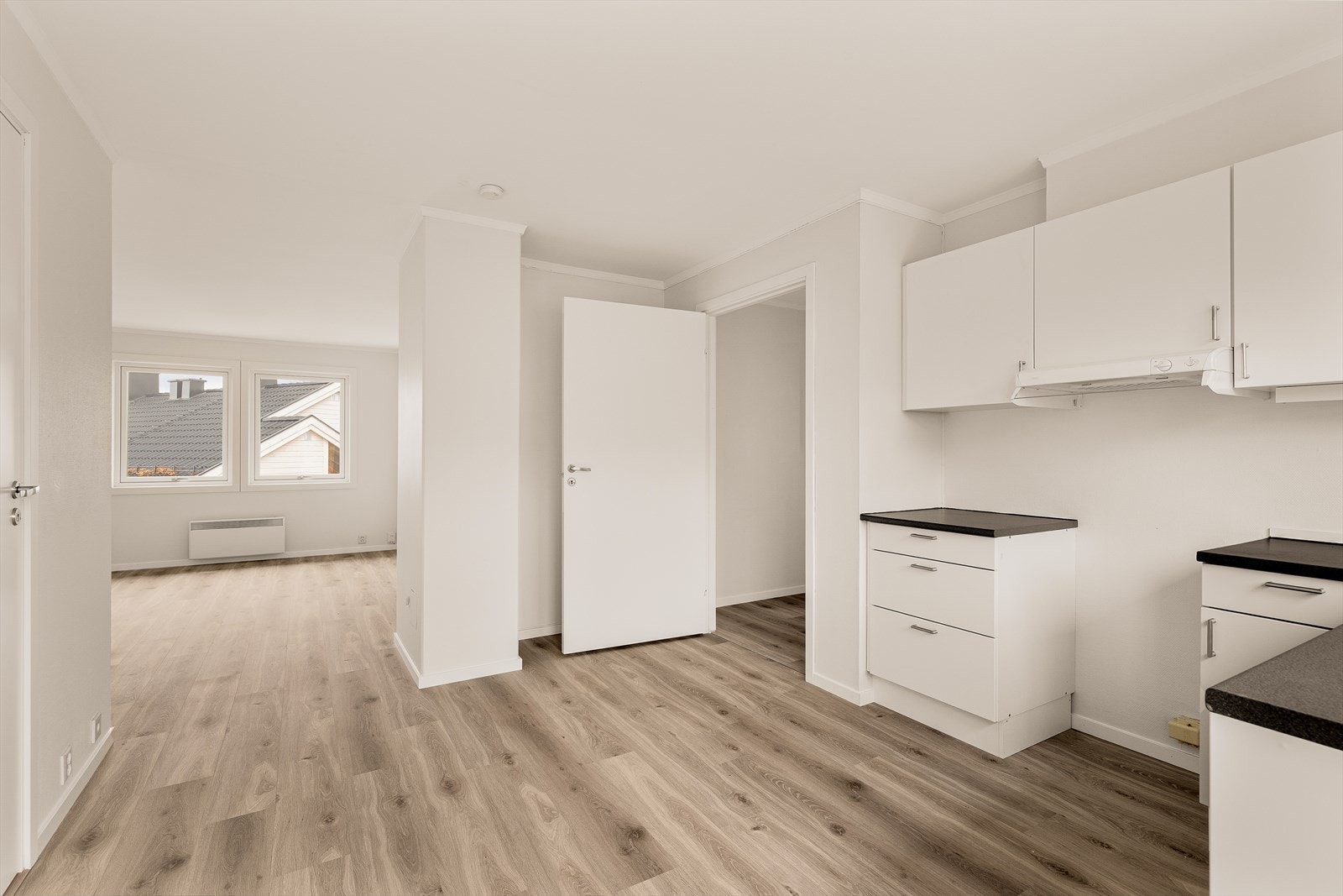 Gjennomgående laminatgulv binder rommene sammen på en helhetlig måte. Galleribilde