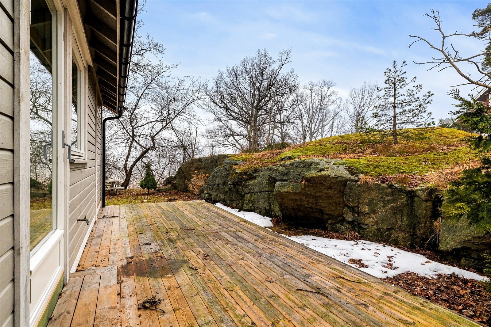 Den usjenerte uteplassen på ca. 23 m² er bygget i impregnert treverk og blir en naturlig forlengelse av kjøkkenet. Galleribilde