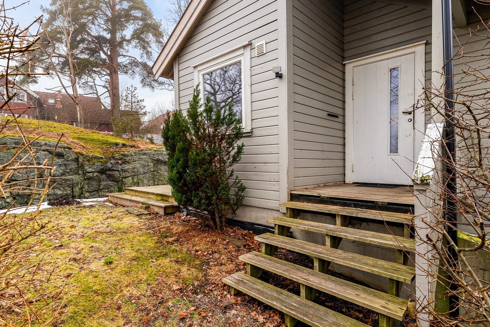 Egen inngang til leiligheten, tilbaketrukket fra veien. Galleribilde