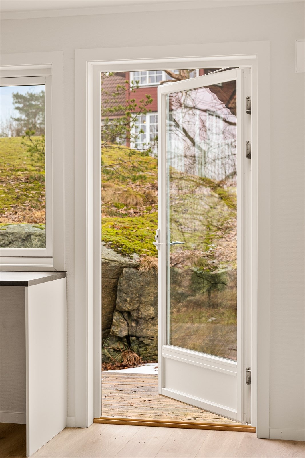 Balkongdøren i tre er fra 2017 og gir rikelig med lys til kjøkkenet og stuen. Galleribilde