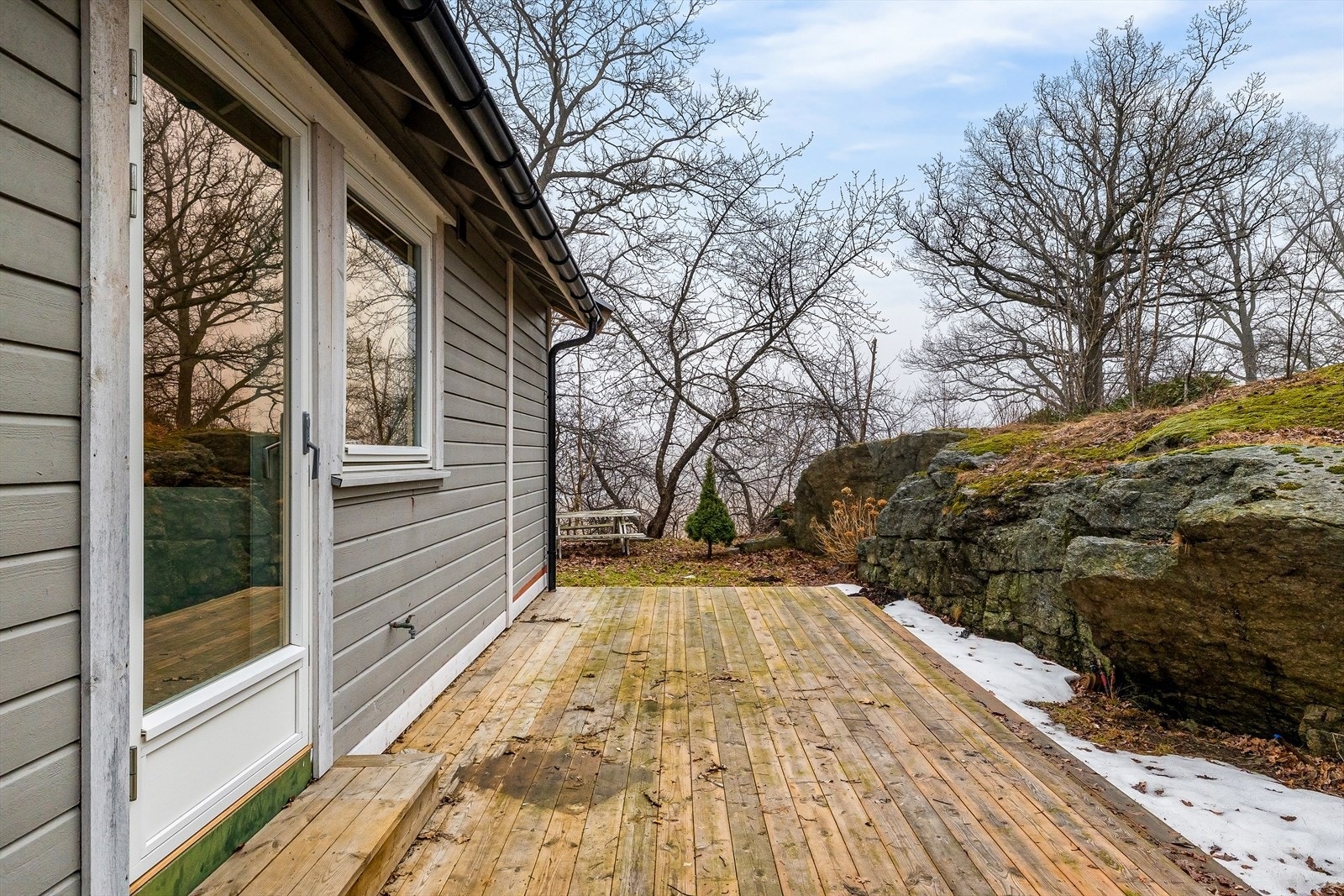 Terrassen ligger usjenert til, omkranset av natur. Galleribilde