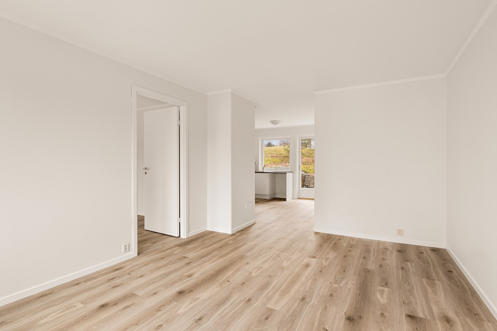 Den åpne løsningen skaper en sosial og luftig atmosfære mellom stue og kjøkken. Galleribilde