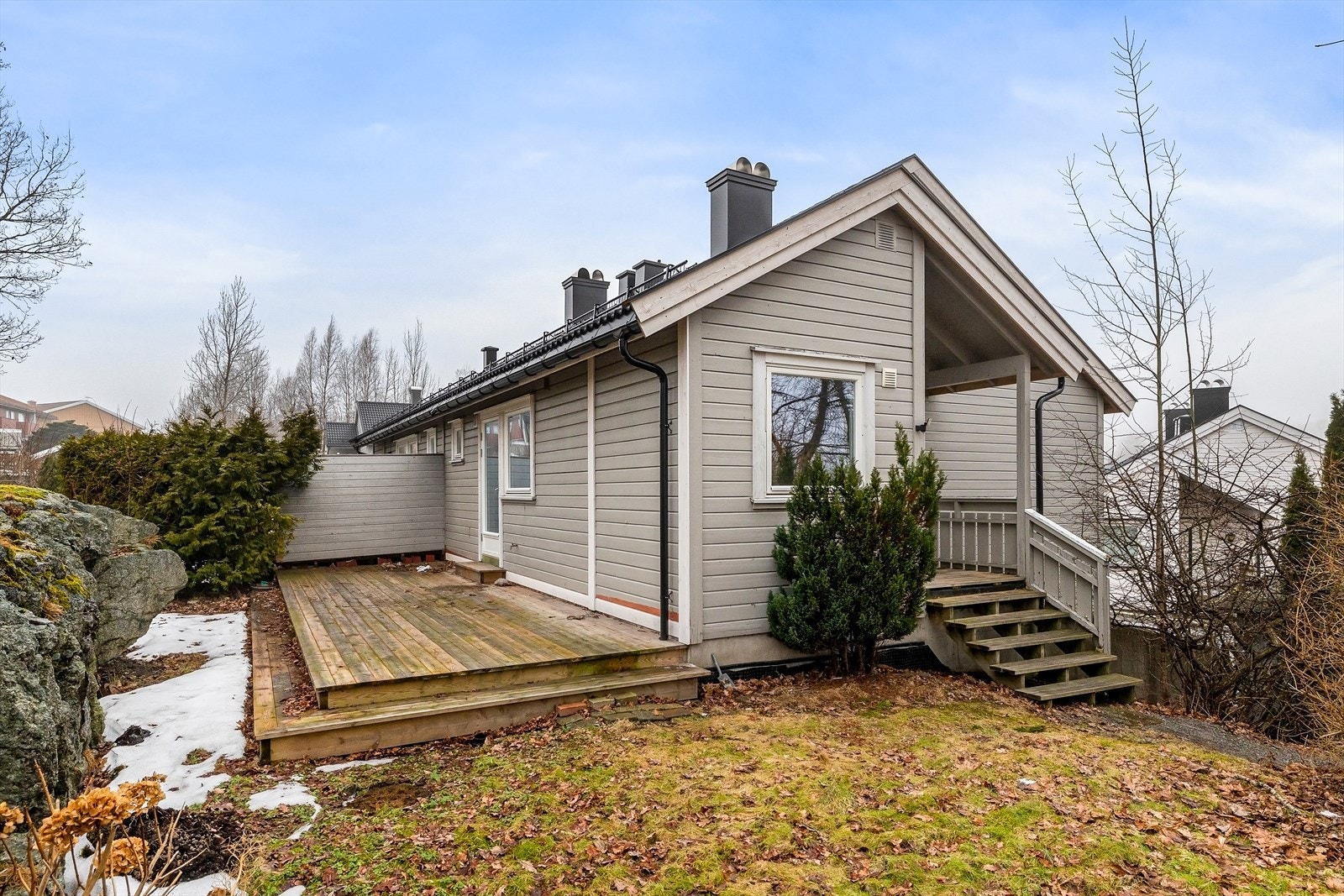 Praktisk adkomst fra både inngangsparti og kjøkken til uteområdet. Galleribilde