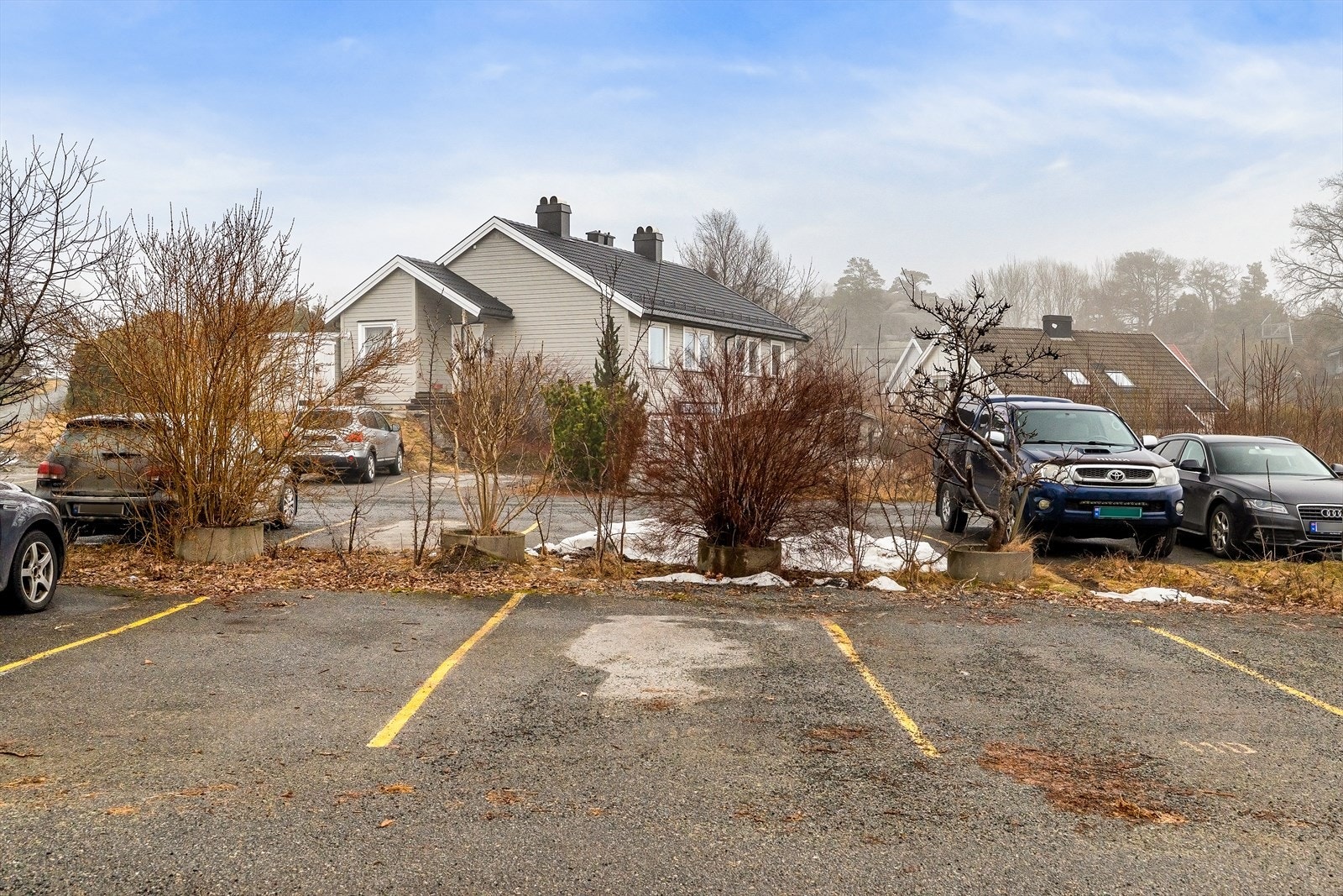 Parkering på felles asfaltert parkeringsplass. Galleribilde