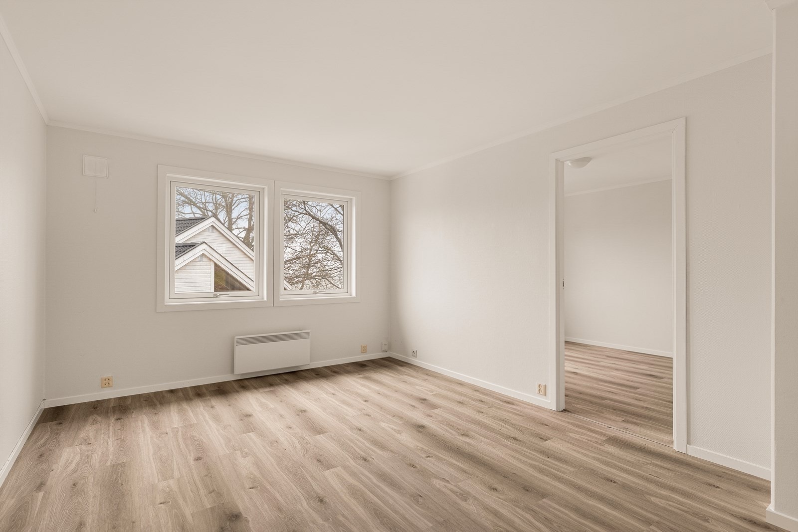 Stuen har nylig oppussede overflater med laminat på gulv og malte vegger. Vinduene er fra 2017/2018. Galleribilde