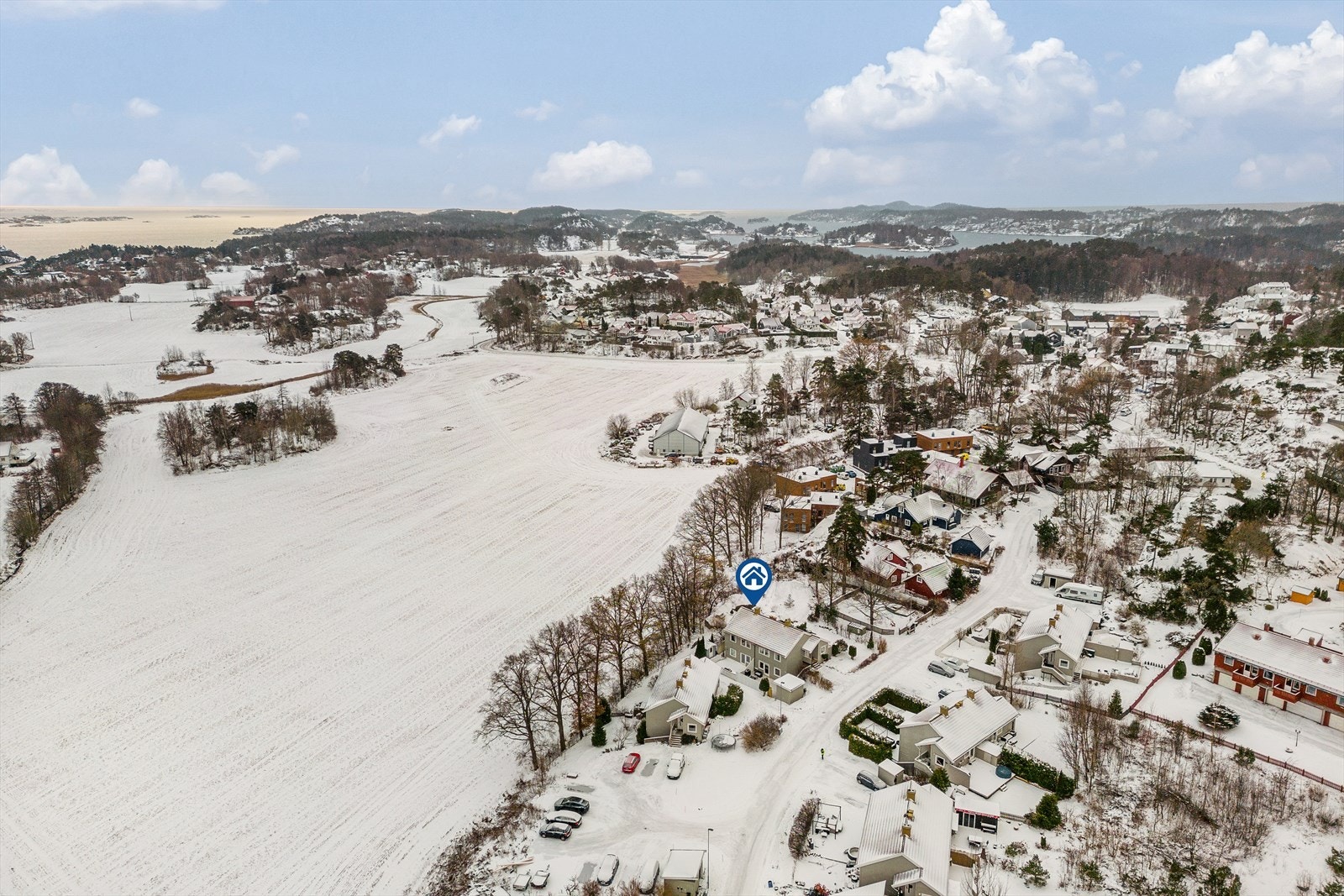 Østerøya idrettspark med tilbud for fotball og friidrett er en kort spasertur unna. Galleribilde