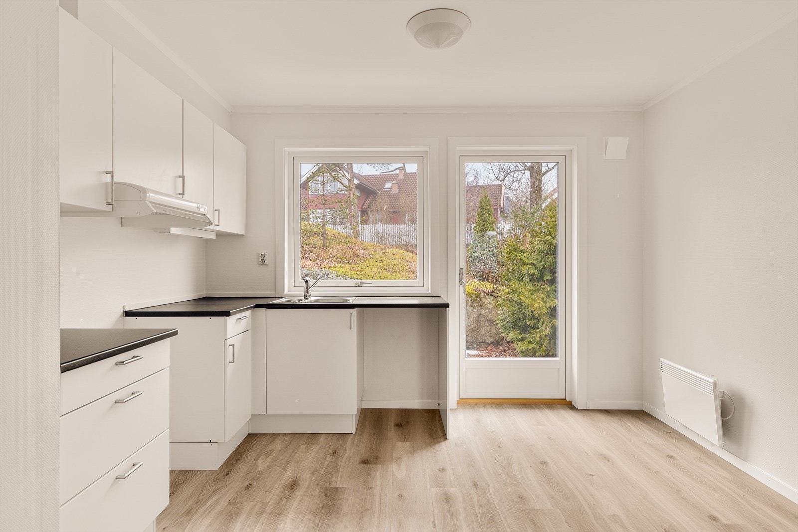 Leiligheten har en åpen løsning mellom stue og kjøkken, med direkte utgang til en stor uteplass. Galleribilde