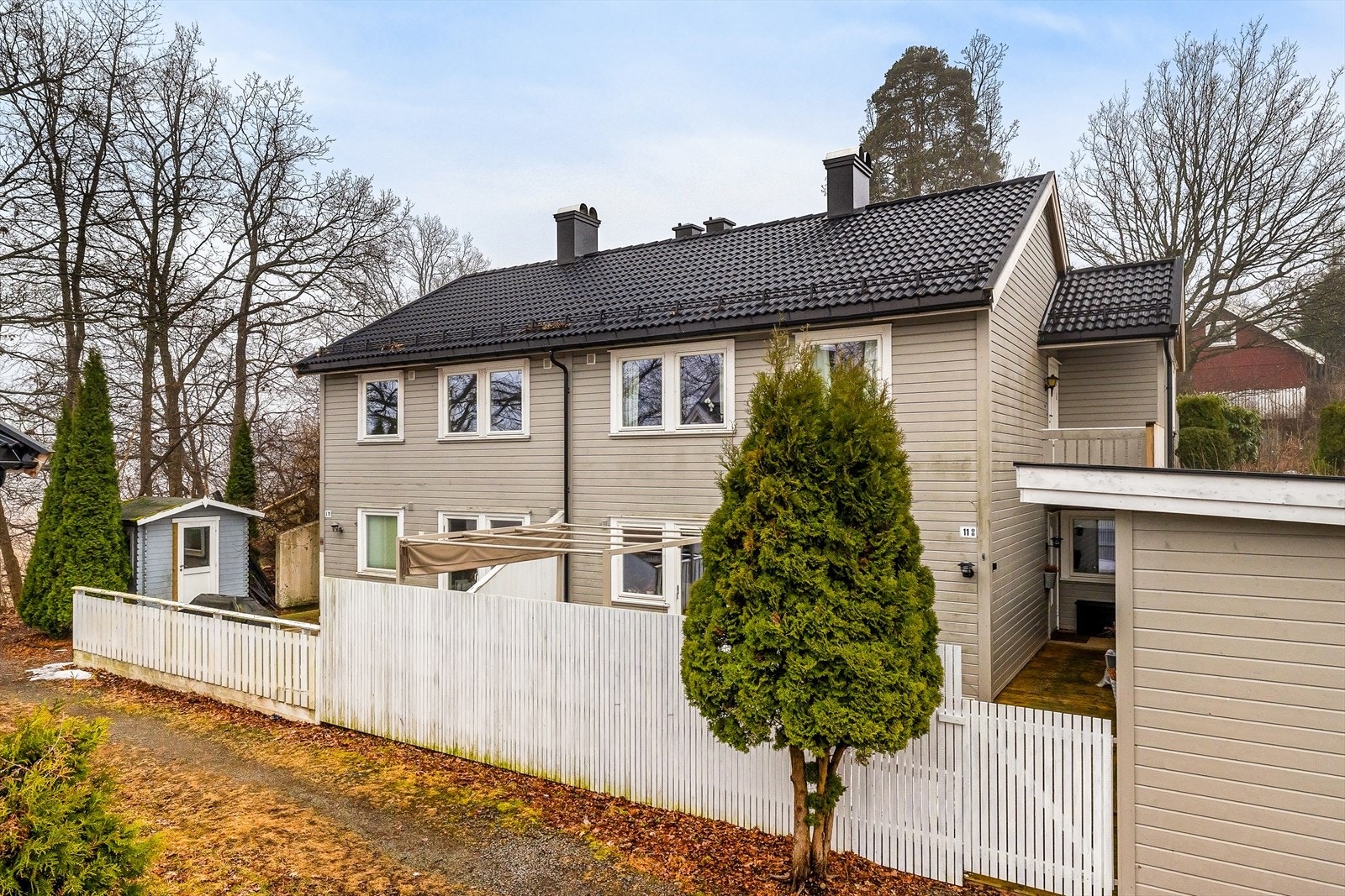 Bygningen har taktekking med betongtakstein og takrenner i lakkert stål, begge deler fra 2024. Galleribilde