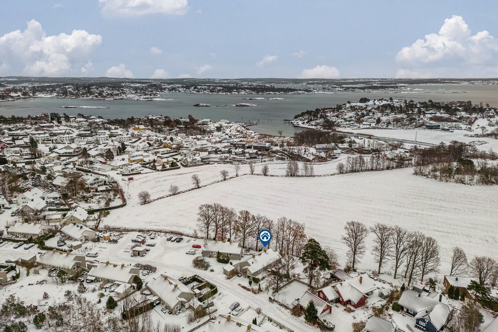 Her bor man med nærhet til både skog, mark og sjøen. Galleribilde