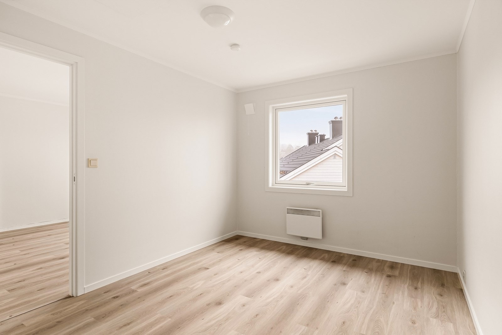 Også her er det nylig oppussede overflater og laminat på gulvet. Galleribilde