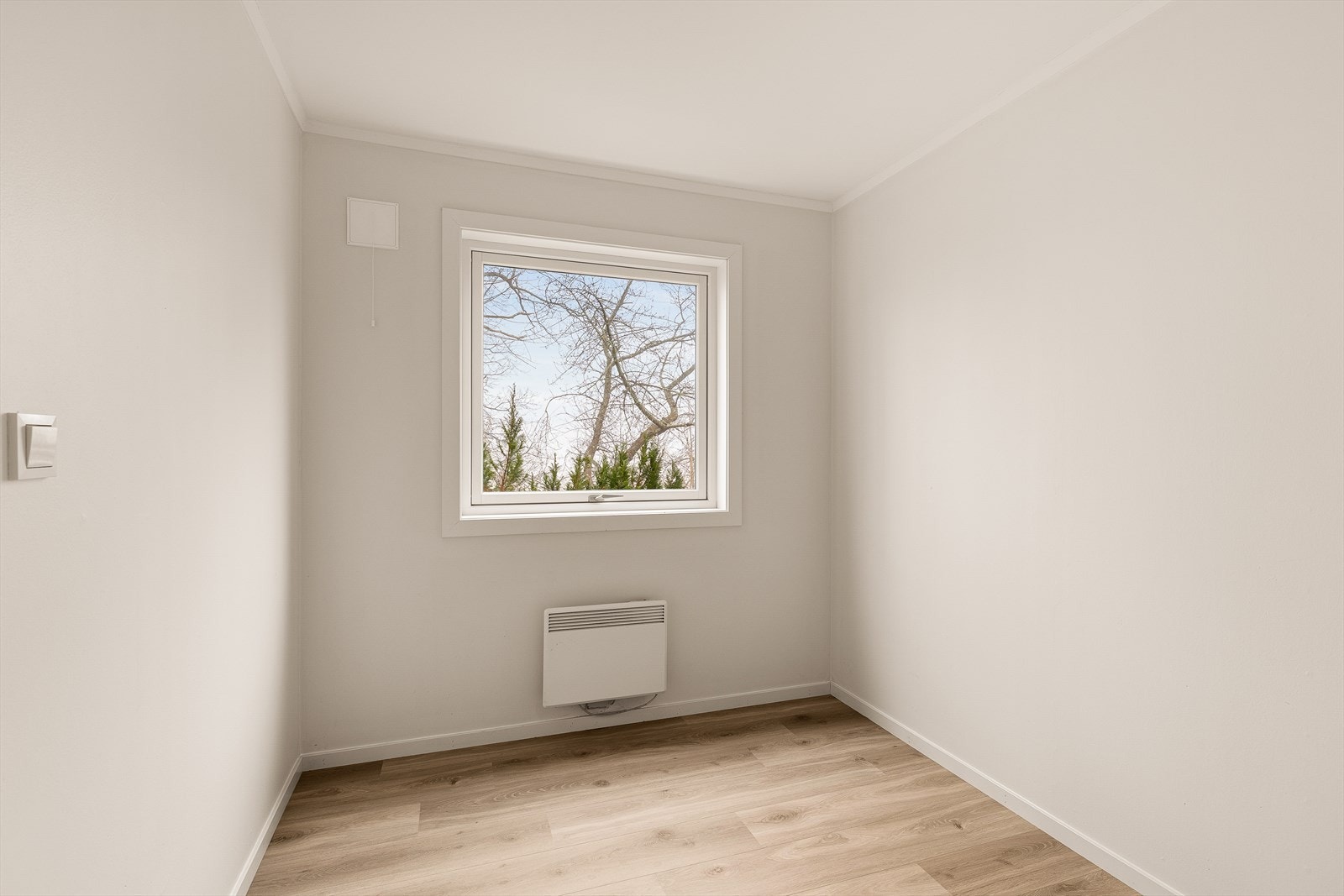 Rommet har samme gjennomgående standard som resten av leiligheten, med nylig malte overflater. Galleribilde