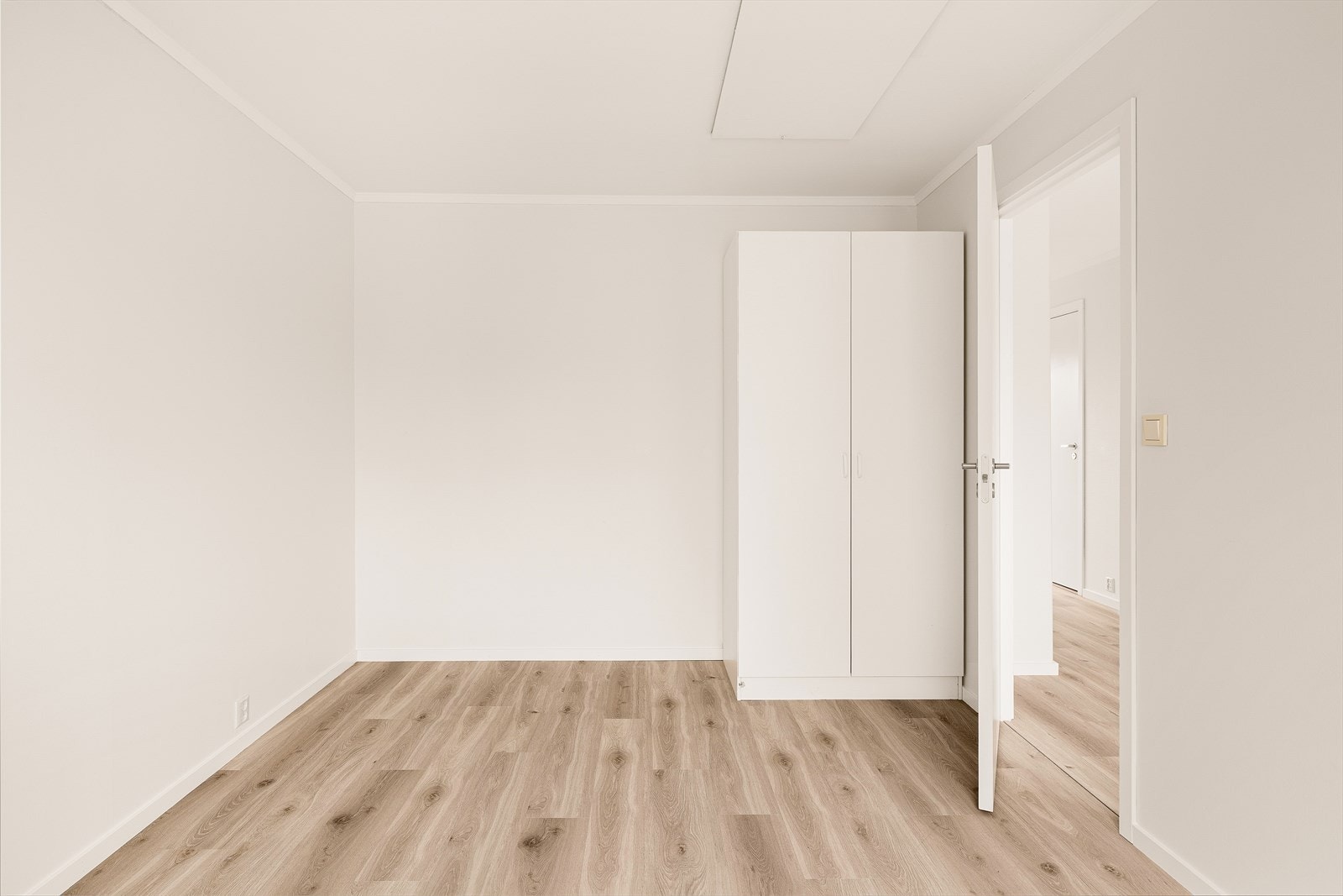 Hovedsoverommet på 11,9 m² har god plass til dobbeltseng og garderobeløsning. Galleribilde